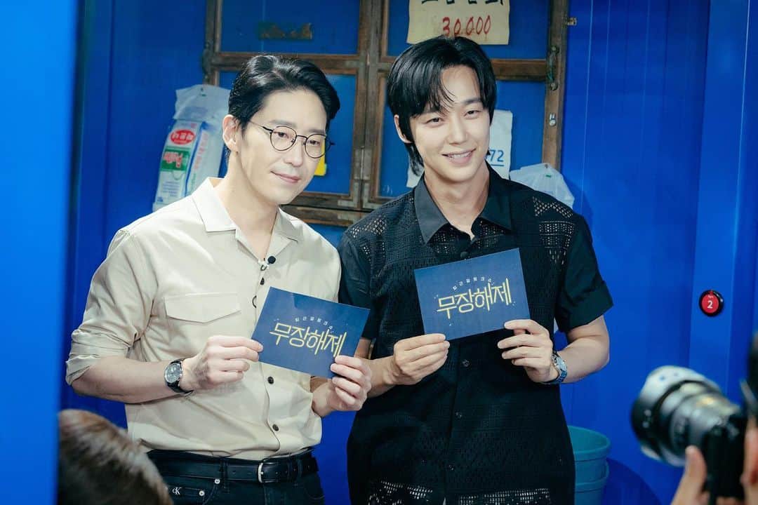 ユン・ジョンフンのインスタグラム：「⠀ SBS 8월 29일 밤 10시 20분 ‘무장해제’ ⠀ 사랑하는 기준형과 즐겁게 촬영하고 욌습니다. 편하게 맞아주신 현무형, 도연씨 감사합니다.🥰 ⠀ #무장해제」