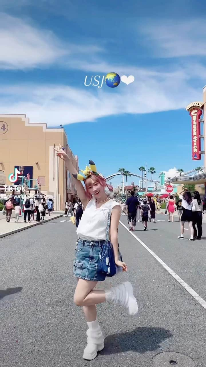 平野友里（ゆり丸）のインスタグラム：「🌏  ユニバに行ってきたよ〜〜🥰🤍  どこで写真撮っても映えるユニバの世界観がだいすき❣️ 居るだけで幸せな気持ちになれる場所🤍  年パスまじで買ってよかた🤣✨  ユニバだいすき🥰🍥  ・ ・ ・ ・  #ユニバ #ユニバコーデ #ユニバーサルスタジオジャパン #ユニバフード #ユニバカチューシャ #ユニバデート #ユニバーサルスタジオジャパン🌏 #ユニバーサル・スタジオ・ジャパン #ユニバ🌏 #usj #usjコーデ #usj好きな人と繋がりたい #usjphoto #大阪 #大阪観光 #大阪旅行 #大阪女子旅 #女子旅 #ゆり丸トラベル」