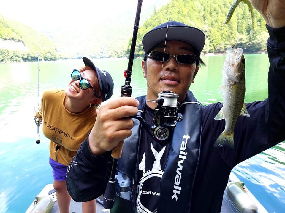 マルコスのインスタグラム：「週末は前から約束してた 池原へレッツゴー✌🏽🎣  何年ぶりだろーやっぱり秘境だったー🫢さいこー  アマゾンの話で超盛り上がったー🤪 拓さんずっとお喋りさんだったなー😗笑  なかちゃんの池原モンスターも拝めたし☝️☝️  新しい技"ツーーー"も習得した☝️🎣  何も考えないで釣りして久しぶりに楽しかったーーー✌🏽🕶️  ありがとーー🫨☝️☝️」