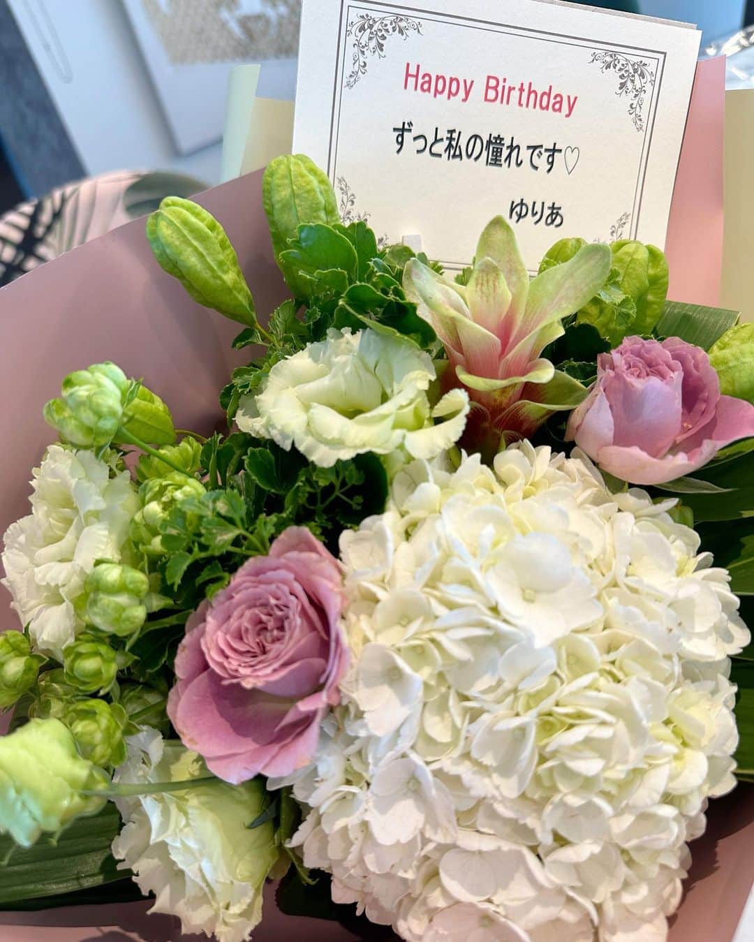 桃華絵里さんのインスタグラム写真 - (桃華絵里Instagram)「モモエリ 42歳になりました🍑💕  42歳は もう少し気楽に生きる。  気楽というのは 楽をすることではなく 今まで 生きてきて 凝り固まった心を ふんわりと  ほぐすように 柔らかくしてあげる  柔らかな心で 自分の気持ちを楽にしてあげて 生きていきたいなぁと思います♡  『30代はあっという間だよー』と よく聞いていましたが  40代は もっとスピードアップしている気がする。。  40歳から 42歳までが あまりにも早く感じました！  大人の階段早すぎるー！😳  お祝いのコメントやメッセージやギフトなどなど 本当に嬉しくて幸せです♡  皆様に心から感謝申し上げます😊  そして 42歳になった 桃華絵里も どうぞ宜しくお願い申し上げます🍑  大好きなお花、長持ちさせたいので 毎日 大切に育てます♡♡♡  本当にありがとうございました💐  #42歳 #誕生日」8月29日 17時24分 - _momoka828_