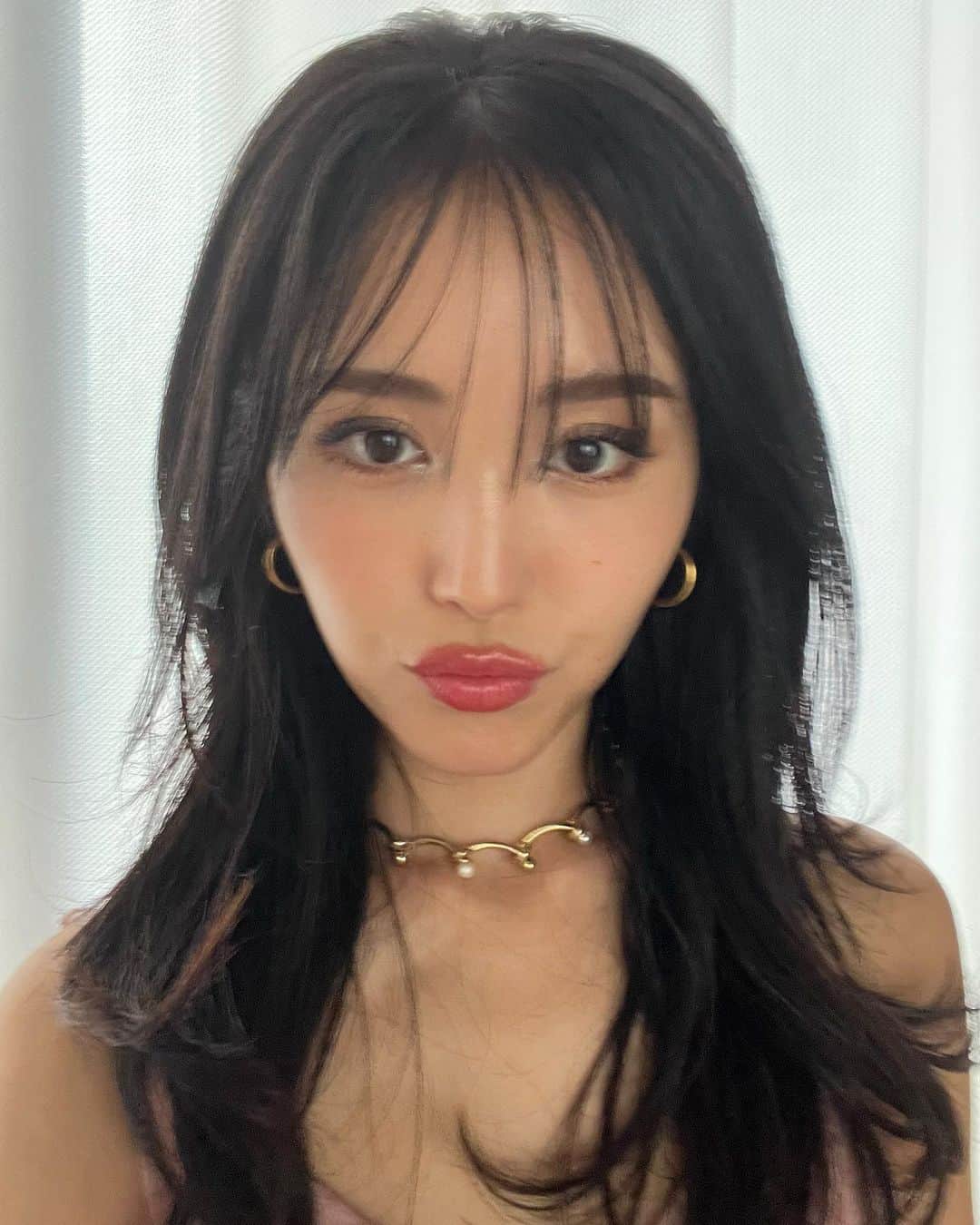 森暖奈さんのインスタグラム写真 - (森暖奈Instagram)「髪のスタイリングが苦手な人！見て見て😍 これ、今っぽい無造作で抜け感のあるスタイルにできてとてもよき🫶🩷  実はこれアメリカでバズってるSharkのドライヤー(2枚目)で、アタッチメント(4枚目)をつけて巻いたりブローができたりするの！ 巻く時は風が出ているので髪が自動的にカーラーに巻き付く！ 巻くのが苦手な私でもいい感じに仕上がって感激🤤✨  しかもアイロンじゃないので子供とのドタバタな朝にちょっと目を離した隙に火傷、、なんてことも無くて安心♡  いつもストレートでおろすか、タイトにまとめるかのほぼ2択なわたしですがバリエーションが増えた💞嬉  日本でも公式サイトで予約開始したのでぜひチェックしてみてね✨  ※5枚目画像は発売時のパッケージとは異なります  #SharkBeauty #シャークビューティー #シャークドライヤー #Shark #なりたいワタシを叶えよう#Shark_ad」8月29日 19時00分 - moriharuna71