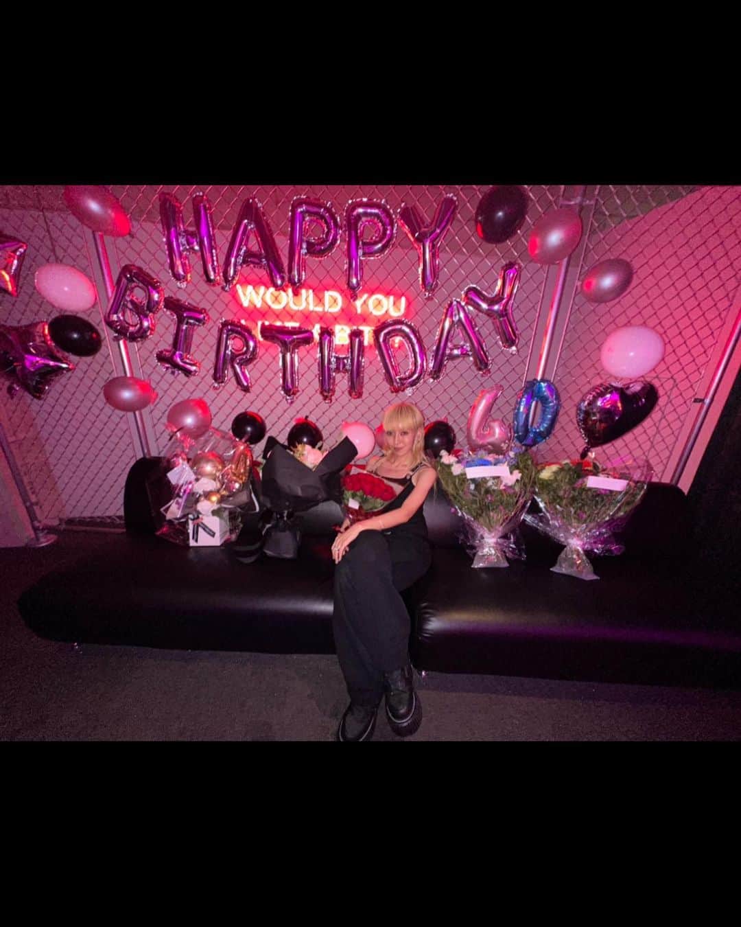 PELIのインスタグラム：「ついに40歳になりました！ 大好きな温かい方々に見守られ、本当に幸せな誕生日になりました。 集まっていただいた皆様、お忙しい中とっても嬉しかったです🙇‍♂️✨ありがとうございました🥹💓  @pameopose 10thランウェイの打ち上げと、誕生日をお祝いしていただいた会場は大好きな @yuyanara の @picky.the.shop_bar にて🎀 奈良さん、大昔からこれからも！いつもありがとうございます🙏✨✨  DJも古くから可愛がってくれている @anitasan  と、同い年のビッグベイビー @sizukuchan ✨✨嬉しかった🥹❤️‍🔥  素晴らしいキラキラ宇宙ケーキは @_cookieboy_  天才😍🪐♍️💫  @a.com524 と @unofumi も、朝から疲れてたと思うのに本当にありがとう。  沢山の優しいお花で余韻に浸っておりました💐  皆様、今後ともどうぞよろしくお願いいたします！！ 🙇‍♂️✨✨✨」