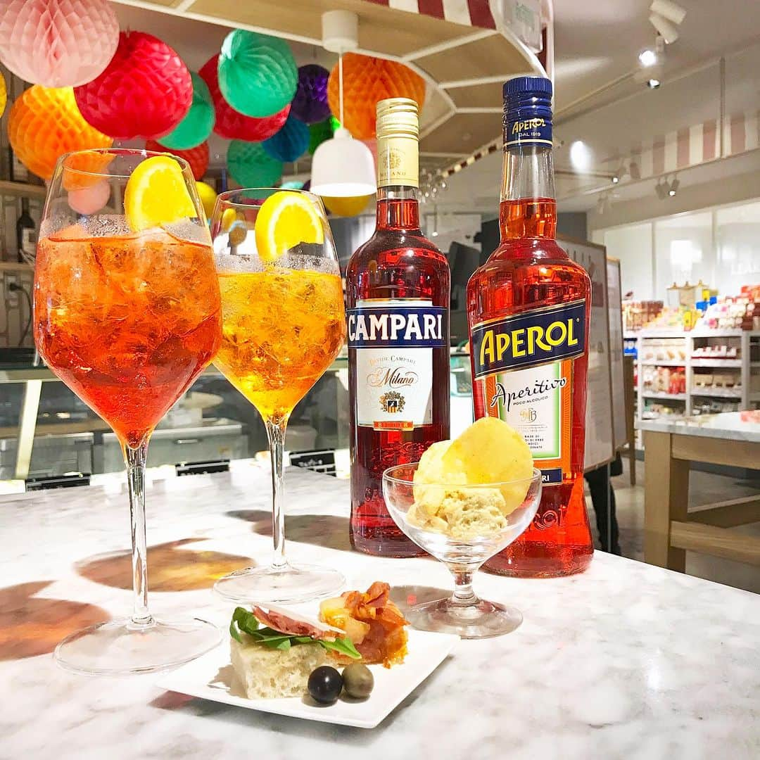 EATALY Tokyoのインスタグラム：「APERITIVO SEMINAR 🤔🍷  先日イタリアの習慣アペリティーボに欠かせないお酒、カンパリとアペロールのセミナーを、カンパリグループ・ブランドアンバサダーの小川尚人氏を迎え開催致しました。  カンパリ、アペロールの魅力を座学と、実践（試飲）、プロの手さばきから存分にお伝えいただき、楽しいひと時を過ごしました。  CAMPARI（カンパリ） カンパリは、1860年代イタリアのミラノにて「ガスパーレ・カンパリ氏」が製造した特徴的なビターフレーバーを持つハーブリキュールです。  APEROL（アペロール） アペロールは、1919年にイタリア北部の町パドヴァで生まれたリキュールです。鮮やかなオレンジ色や、フレッシュな香りが食欲をそそり気分を引き立ててくれます。  イータリーでは、生産者によるテイスティングやセミナー、特別なイベントを通して、イタリアの食や文化、背景について学んでいただける機会を提供しています。  会員登録（無料）をしていただきますと、セミナーのご案内をお送りいたします。  #イータリー #eataly #eatalyginza #eatalytokyo #eatalynihombashi #eatalyharajuku #eatalyshonan #東京駅 #丸の内 #日本橋 #銀座 #原宿 #湘南 #イータリーでアペしよう #アペリティーボ #セミナー #アペロール #カンパリ」