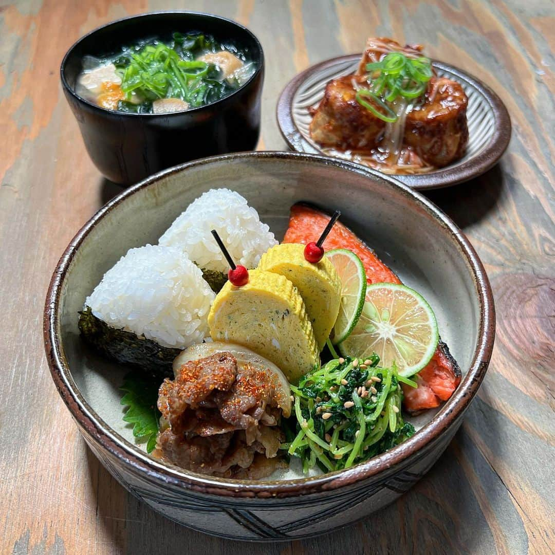 はらぺこのインスタグラム：「今日のお昼ごはん🍙  ♪和風餡かけ揚げ焼売 ♪焼き鮭 ♪あおさ入りたまご焼き ♪豆苗の胡麻和え ♪牛肉と玉ねぎの甘辛炒め ♪梅干しと昆布の🍙 ♪具沢山お味噌汁 お弁当の残り物を好きな器に盛り付けました✌️  月曜日から幼稚園が スタートした娘サン🍇  2学期は行事が盛り沢山なうえ この暑さ☀️早々バテとります💦  4枚目は… 相変わらずのんびりな愛犬🤎🤎  #お昼ごはん #おうちごはん #おうちごはんlover #フーディーテーブル #おうちカフェ #おうち時間 #料理 #家庭料理 #和食 #残り物 #常備菜 #野菜 #食育 #焼売 #やちむん #室生窯 #民藝 #チーム早起き #おうち時間 #丁寧な暮らし #ワンプレート #暮らしの道具  #日々の暮らし #銅鑼鉢  #クロワッサン大人のうつわ部 #器 #うつわ  #おばんざい #豆皿 #お味噌汁　#トイプードル」