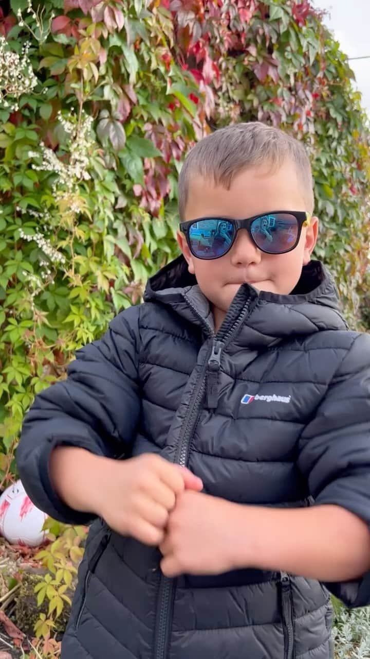 ヘレン・スケルトンのインスタグラム：「We have swapped and dropped some trousers and jumpers but very grateful for our back to school coats sent by @gooutdoors …. #paid partnership #gooutdoors #backtoschool #winteriscoming #school #autumn #coats #swapshop  It’s definitely worth looking at your local swap shop most schools do them now. https://www.zerowasteleeds.org.uk/tips/leeds-school-uniform-exchange/」