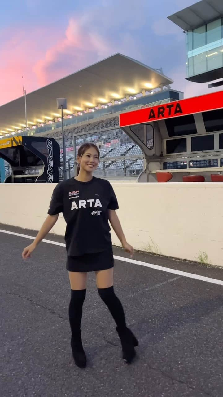 木村理恵のインスタグラム：「サーキットの夕日🎡🧡 予選のキッズウォーク後のお客様が居ないサーキット場🏁 すごく綺麗だった❤️‍🔥 あまりこういう時間撮る事も少ないので リールであげてみたよ☀️  髪の毛汗だくだった1日🥵 最高に暑かった鈴鹿🏁最高の思い出が出来た鈴鹿❤️‍🔥 お疲れ様でした💕 ARTAのレプリカTシャツ可愛いでしょ🖤お揃いにしようね🫶  #ARTA#ARTAGALS#supergt#sgt #スーパーGT#AUTOBACS #オートバックス#HONDA#MUGEN #モータースポーツ#鈴鹿サーキット #motorsports#サーキット #木村理恵#レースクイーン#コスチューム#costume  #ラーキム#リール動画#reelsinstagram#動画編集  #japanesegirl#sunset#夕日 #無加工#無加工グラム」