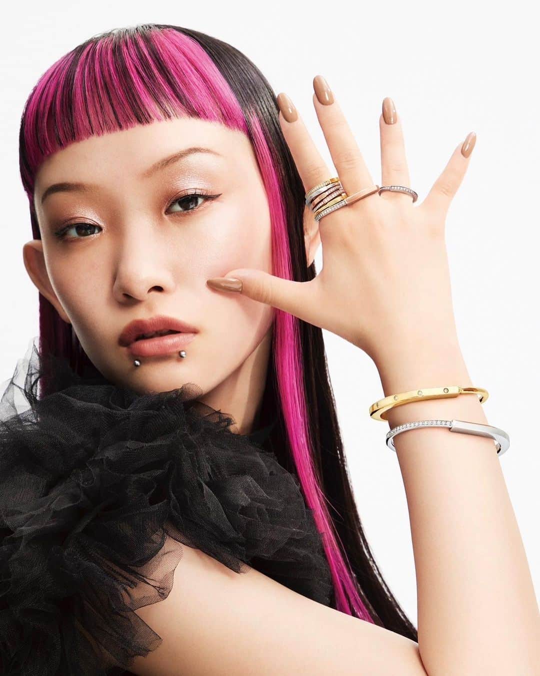 のインスタグラム：「. from ELLE JAPON october 2023【 @ellejapan 】💖⭐︎ 詩羽が表現する"ティファニー ロック"の自由なスピリット  いつもより大人Baby ʕ•ᴥ•ʔ.｡.:*☆ WEBにて公開された記事です！是非見てね！！  Photo:BUNGO TSUCHIYA/tron Styling:AYUMI HAMAMOTO」