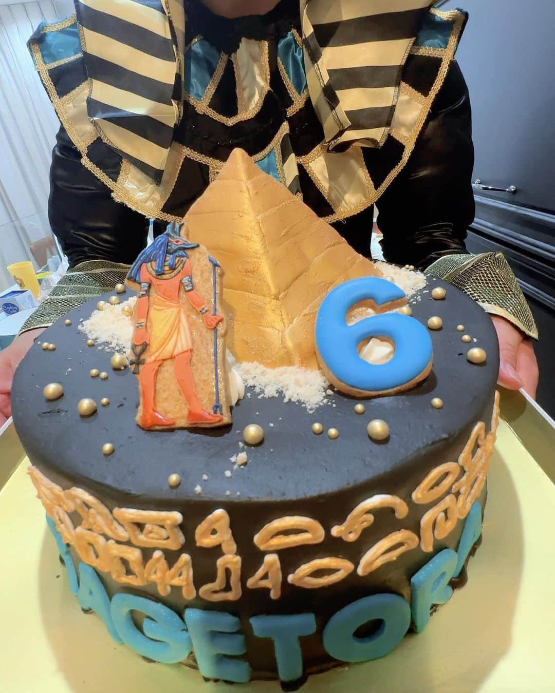 川崎希さんのインスタグラム写真 - (川崎希Instagram)「Happy Birthday Kagetora🖤  𓎡𓄿𓎼𓇋𓏏𓍯𓂋𓄿  エジプトのアヌビスが大好きだから アヌビスケーキでお祝いしたよ🎂  ↑のはヒエログリフでKAGETORAと書いてあるんだ😘  本当にあっという間に大きくなって sisterと優しく遊んでくれて いつもクリエイティブに何か工作を作りまくってるカゲトラに癒されてます💕  素敵な年になりますように💗💗💗  #happybirthday #6yearsold #anubis #egypt #anubiscake #birthdaycake #アヌビス　#お誕生日　#誕生日ケーキ　#エジプト #ヒエログリフ」8月29日 17時27分 - kawasakinozomi