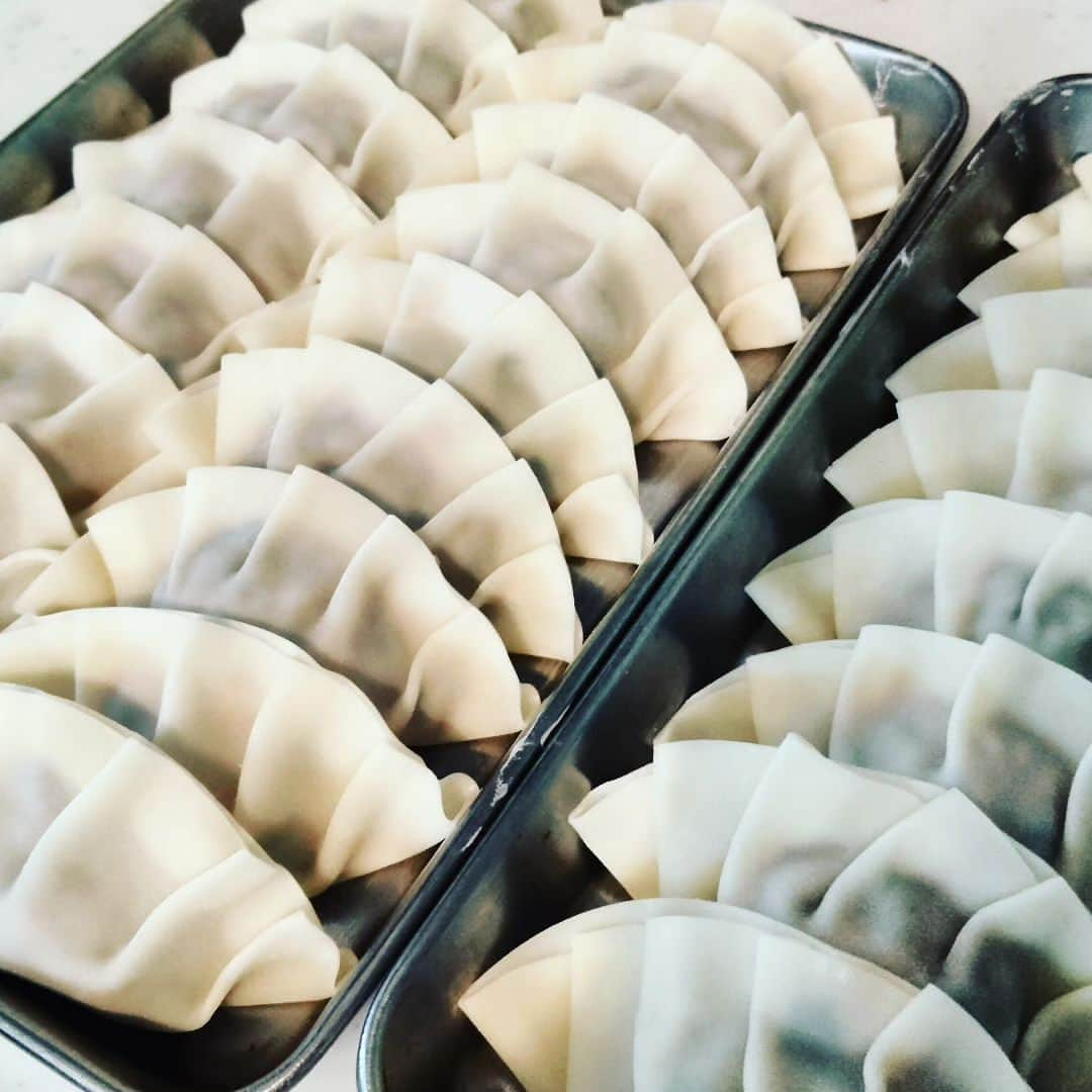 花瀬めぐみのインスタグラム：「餃子🥟沢山作った！満足！⁡ ⁡⁡ほんといつも餃子作るたんびに思うけど、作り終えた後のこの充実感たるや！何なの？！⁡ ⁡具が余ってしまったので、お昼ごはんにガパオ風にしていただきました。⁡ ⁡⁡ ⁡ #餃子部  ⁡ #ギョーザ ⁡ ⁡ #作り終えた時の達成感ハンパないw ⁡ ⁡ #満足感 ⁡ ⁡ #残り物アレンジ」