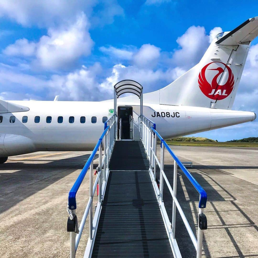 JALさんのインスタグラム写真 - (JALInstagram)「. #ATR 72-600に乗って、出発✈ . 今年、JACは40周年を迎えました！ これからも皆さまのご搭乗お待ちしております。 #AmazingAugust . . ✈︎ @japanaircommuter_jac Photo by @hiromemotoya Post your memories with #FlyJAL  #JapanAirlines #JAL #airplane #✈︎ #空活 #鹿児島 #日本エアコミューター #jac #飛行機が好き #飛行機 #飛行機写真 #飛行機撮影 #飛行機のある風景 #飛行機のある空 #飛行機好き #空港 #旅行 #日本航空」8月29日 17時30分 - japanairlines_jal