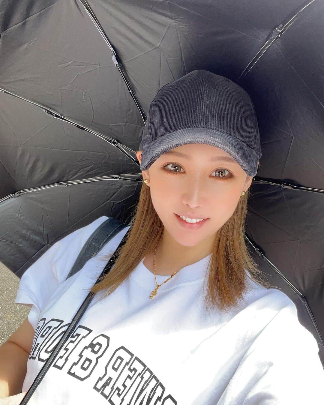 芹澤明日香のインスタグラム：「. 久しぶりの投稿💁🏼‍♀️ そういえば今年日傘デビューしました☂️☀️ 子供授かってから買おう買おうとしてて早7年😀 今年暑かったし、仕事先行くのも炎天下20分以上 歩いてたからさすがに身の危険感じて買ったの🥵 なんて快適なの？日傘あるないの体感温度が 全く違うしもっと早く買えばよかった…😰 でももうすぐ夏終わるけど、まだまだ暑い日もあるので 爽快に使いたいと思いまーす🙋🏼‍♀️🩵  #日傘  #日傘デビュー  #ナチュラルメイク #キャップコーデ  #キャップ女子」