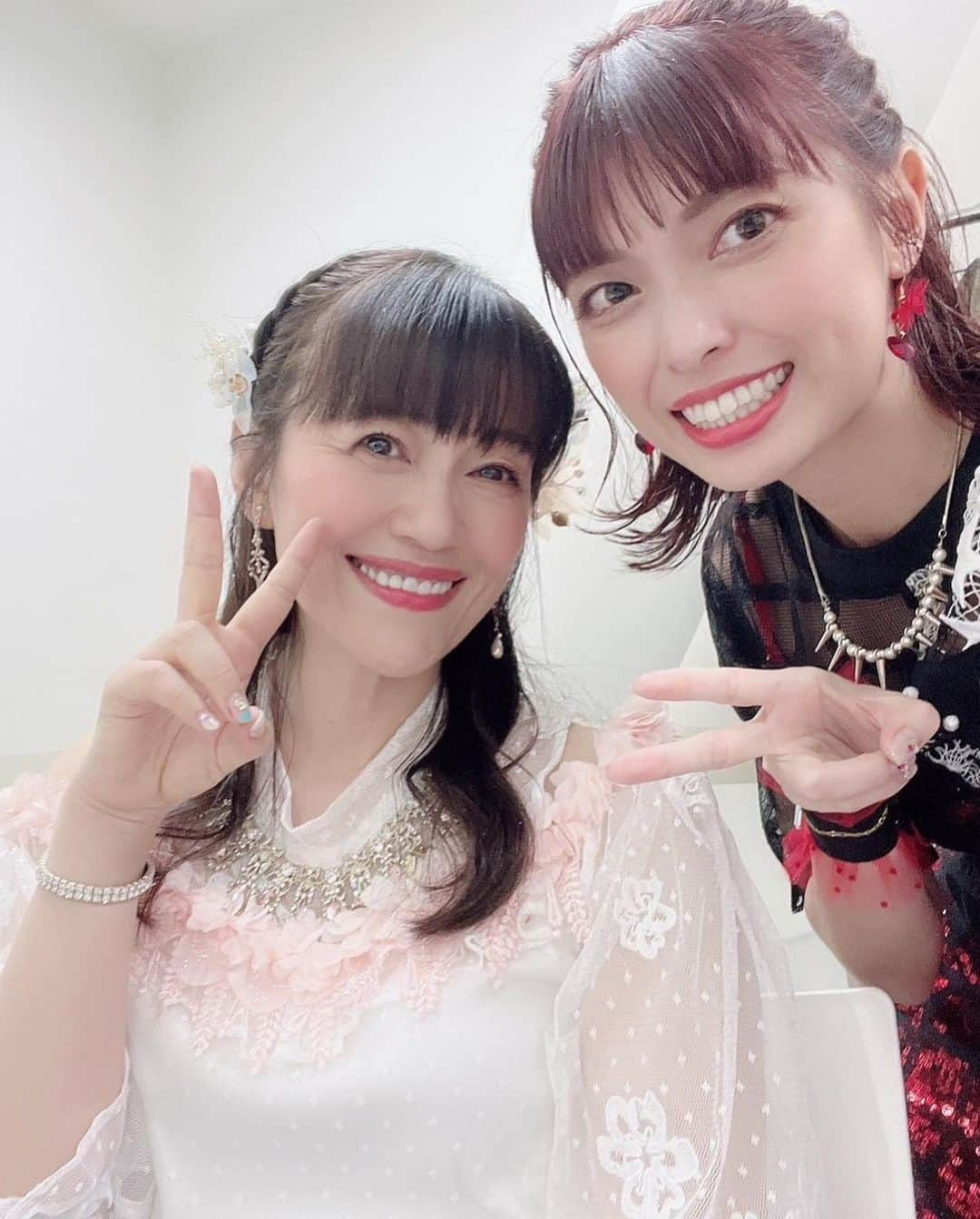 うちやえゆかさんのインスタグラム写真 - (うちやえゆかInstagram)「8月19日はプリキュアシンガーズ Premium LIVE HOUSE Circuit！でした♪ 東京での公演は、池袋harevutai 一週間ほど経って、振り返ってみてるやえ丼です。  会場にお越しくださったみなさん、配信をご覧 くださったみなさん、応援してくれていたみなさんありがとうございました🎶  プリキュア5年目までの歌手、 #五條真由美 #うちやえゆか #工藤真由 #宮本佳那子の、#キュアカルテット。 まさかまた4人で、プリキュアの歌を歌えるライブができるなんて。 一緒に歩んできた仲間である4人と、再び心に残る1日が過ごせました☆  これもみなさんがプリキュアを応援してくれて いるからこそ、叶ったライブだと思います。 これまでありがとう！これからもどうぞ よろしくお願いします。 プリキュア20周年である今年は、 本当に驚きと感謝でいっぱいの日々です◌ ͙❁˚  まだまだ書きたいことが…。長くなっちゃう。 続きはブログをご覧いただければと思います→ https://blog.excite.co.jp/uchiyae/241913747/  #プリキュア #プリキュアライブサーキット #プリキュアライブ  #ふたりはプリキュア #ふたりはプリキュアmaxheart  #ふたりはプリキュアsplashstar #プリキュア5 #yesプリキュア5gogo   #掛け声 #手拍子 #笑顔 #笑い声 #拍手 #応援 #感謝感激 #ありがとうございます #Live #池袋 #harevutai」8月29日 22時58分 - yukauchiyae