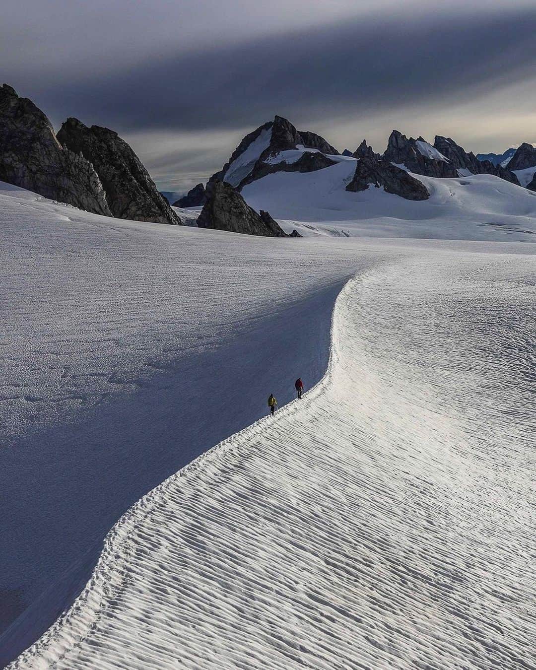 ジミー・チンのインスタグラム：「The shot. Getting the shot.  Waddington Range, British Columbia.  Last 📷 by @mikeylikesrocks  @canonusa」