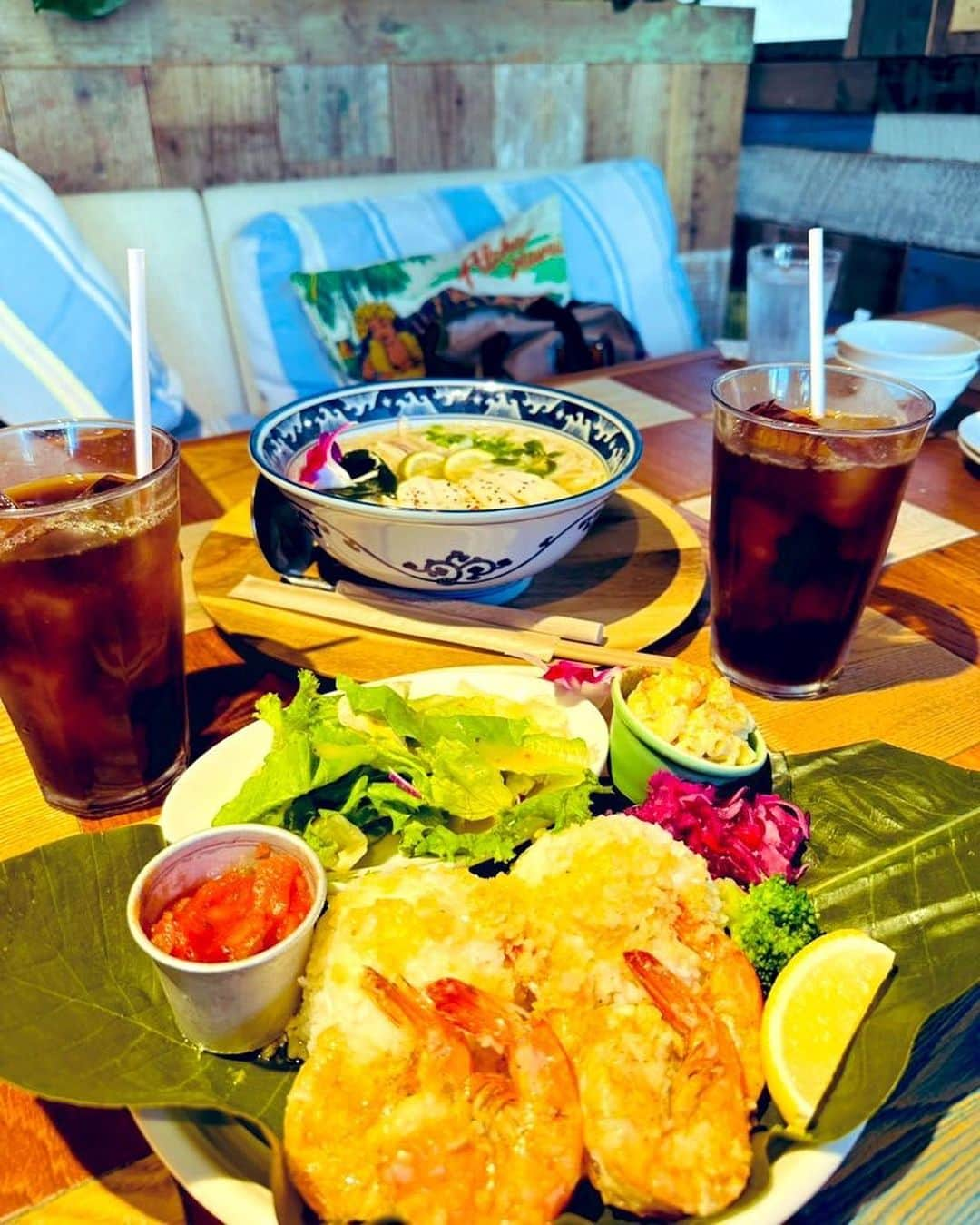 美川憲二さんのインスタグラム写真 - (美川憲二Instagram)「コナズ珈琲でディナーよーー😋🍴🌊🌊🌊🌊🌊🌊🏝️🏝️🏝️🏝️  都内には、ほとんど無い💦💦  ハワイアンカフェ　「コナズ珈琲」さん😃😄🏝️🏝️🌺🌺🌺🌺さんにお邪魔して🚗💨💨  パンケーキ🥞　ハワイ料理ディナーなり😋🍴✌️✌️  ガーリックシュリンプライスプレートに ベトナムフォー🍜、  プリンアラモード付き、パンケーキ🥞に　ティラミスパンケーキにと😋😍💓💓💓💓💓💓  旨、旨だったじょ〜😃😄👍👍  なんたって、コナズ珈琲さんの　店内が  超ハワイしてて😍🏝️🏝️🏝️🌺🌺🌺🌺  レイアウトもかわいいし🥰  オシャンで、居心地良くて🥺😀⤴️⤴️  最高だわ〜🥰💕💕💕💕💕💕  アロハ〜🤙  それそれ〜😃😄🏝️🏝️🌺🌺⤴️⤴️ #コナズ珈琲 #茅ヶ崎 #ハワイ料理 #オシャンティ #かなり美味しい #アロハ  #気分はハワイ #美川憲一 #美川憲二 #ヒデコフランセスカ #まりもちゃん #オネェ系 #ものまね」8月29日 22時59分 - mikawakenji