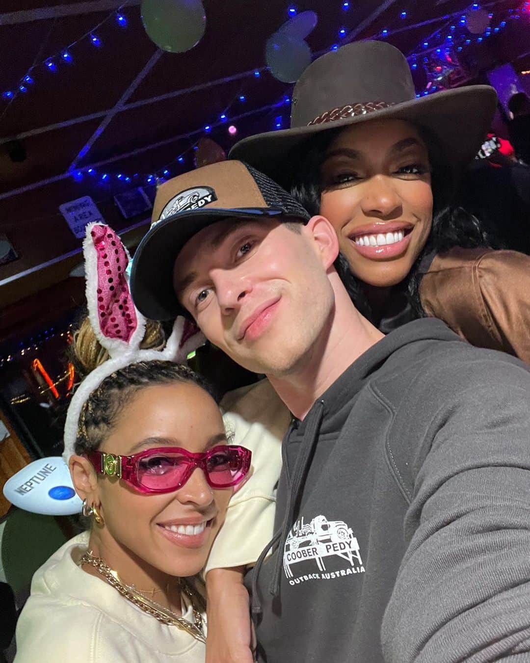 アダム・リッポンのインスタグラム：「Mars family pic 🥹🥹🥹🥹🥹」