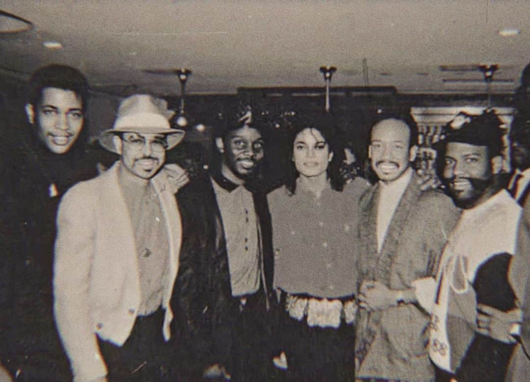 アース・ウィンド・アンド・ファイアーのインスタグラム：「#Throwback to 1989, with Michael Jackson, who would have turned 65 today 🎂」