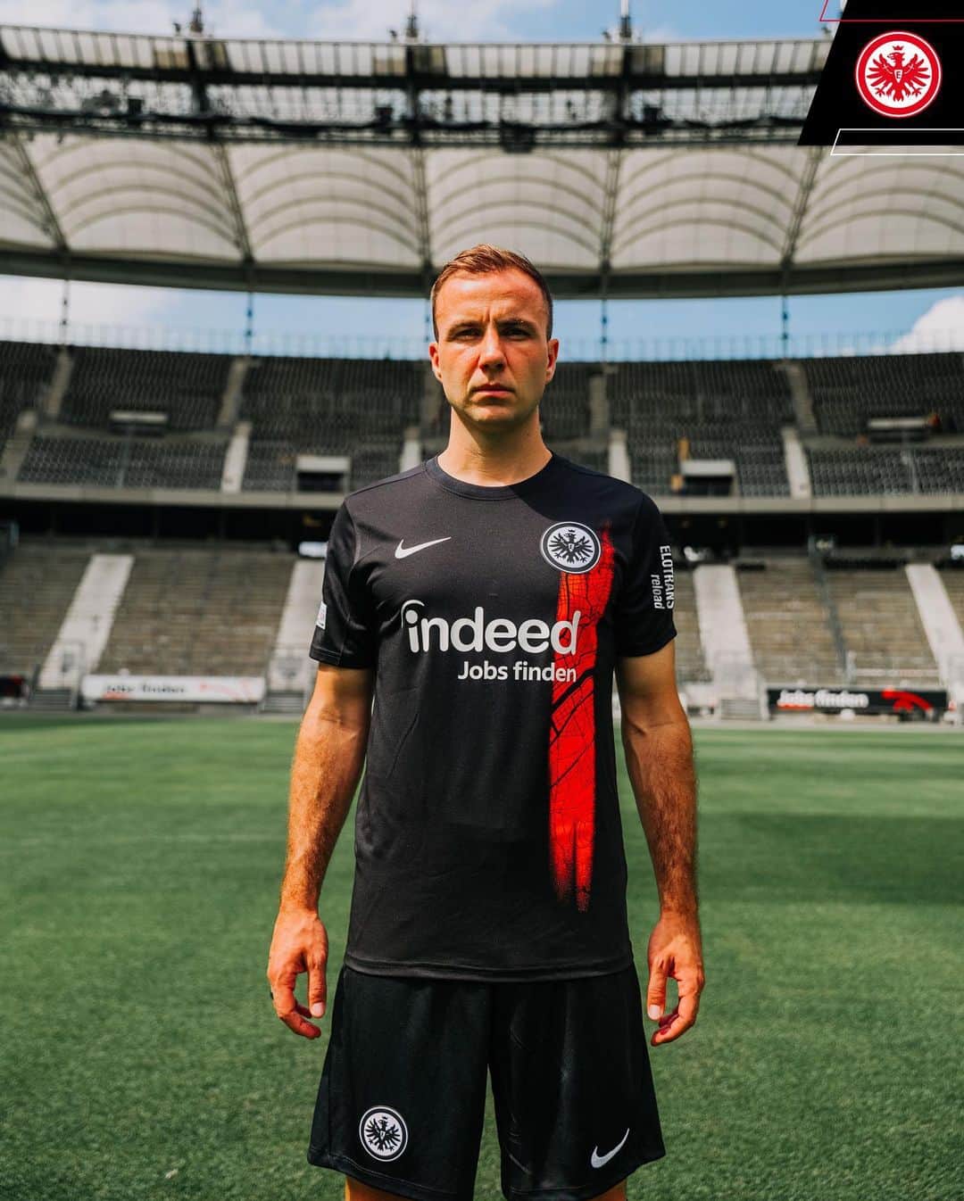 マリオ・ゲッツェのインスタグラム：「Schwarz. Rot. International ⚫️🔴  Das ist unser neues Europatrikot! • • #SGEuropa #SGE #eintracht #Frankfurt #EintrachtFrankfurt」