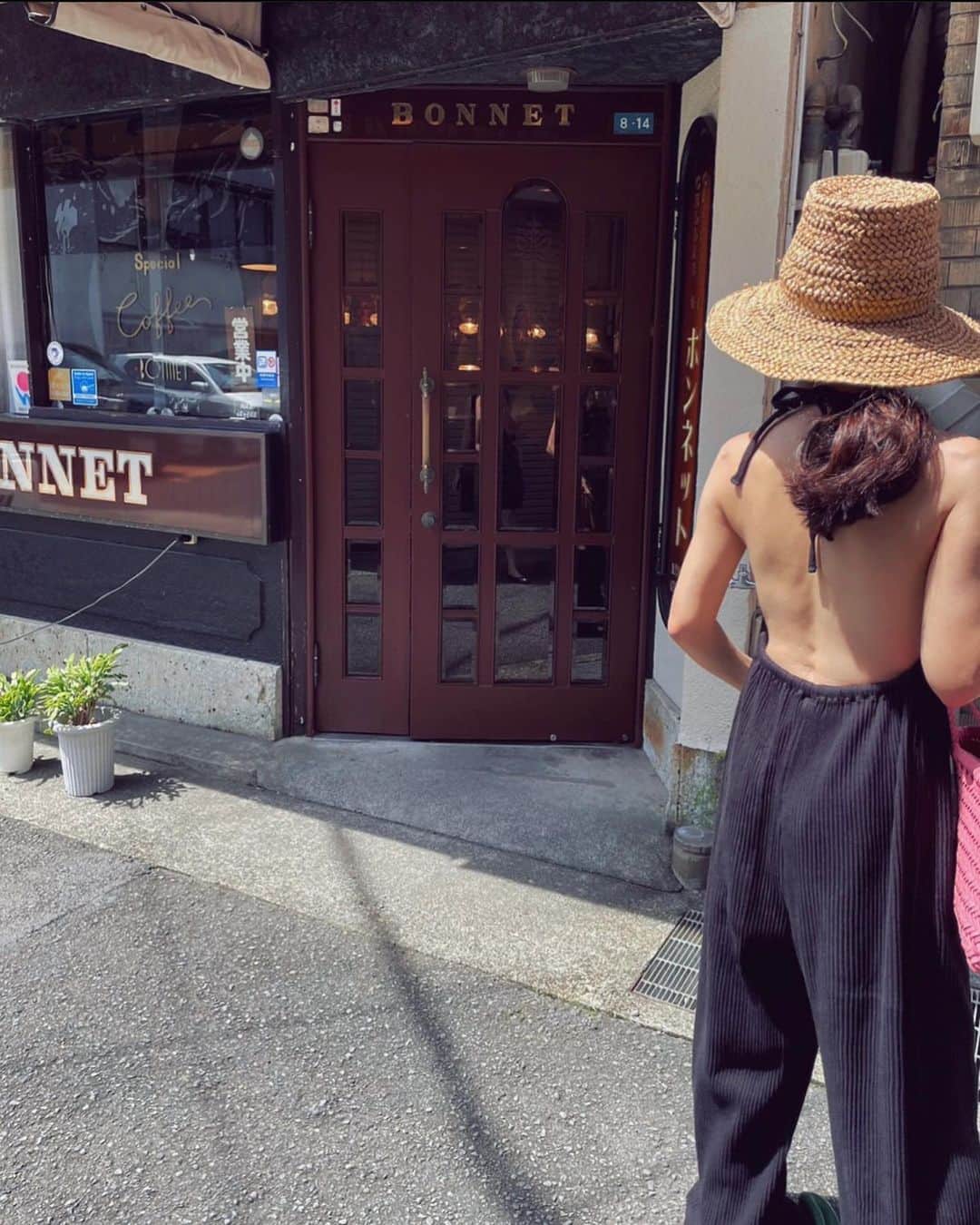 辻直子のインスタグラム：「#summer♡ #安心してください#前はあります😙 #どっちの喫茶店に行くか吟味したり #はじめて行くお店の方が親切なだけでうれしくなったり #ビーチでロンドン在住の香港のファミリーとコミュニケーションがとれたり#すいすいながれに任せて泳いでみたり #温泉に入って座敷で寝転んでぼーっとお庭を眺めたり  のんびり青い空を眺めながら、ふと浮かぶ誰かのことを考えてみたり、只々ほっとする"日本の夏"  日本っていいな、ほんといいところです すごく好き♡」