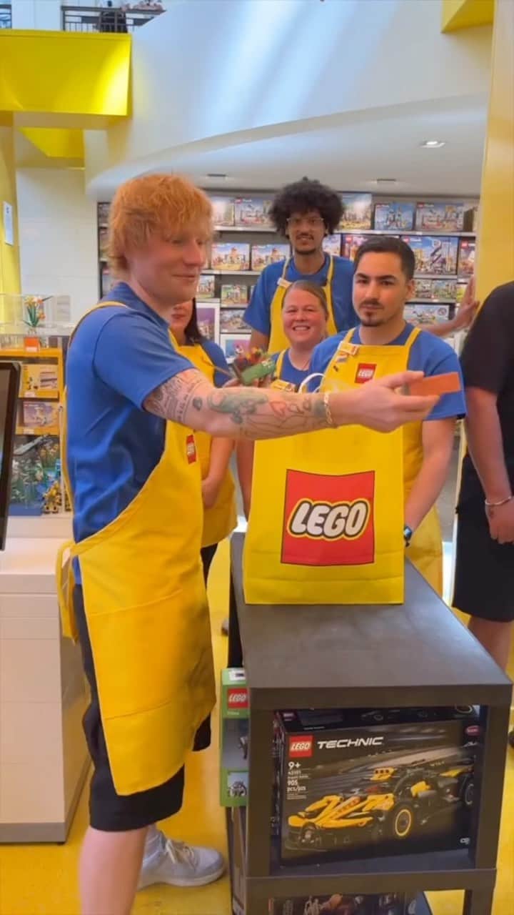 ワーナーミュージック・ジャパン洋楽のインスタグラム：「エド・シーランがレゴ・ショップに！？  【#EdSheeran】 エド・シーラン がレゴ・ショップで「Lego House」を披露するという豪華すぎるシチュエーションに遭遇したい！  秋をテーマにした新アルバム 🍁『Autumn Variations』🍁 サプライズで9/29にリリース☕✨  ご予約リンクはストーリーズ/ハイライトに✍️」