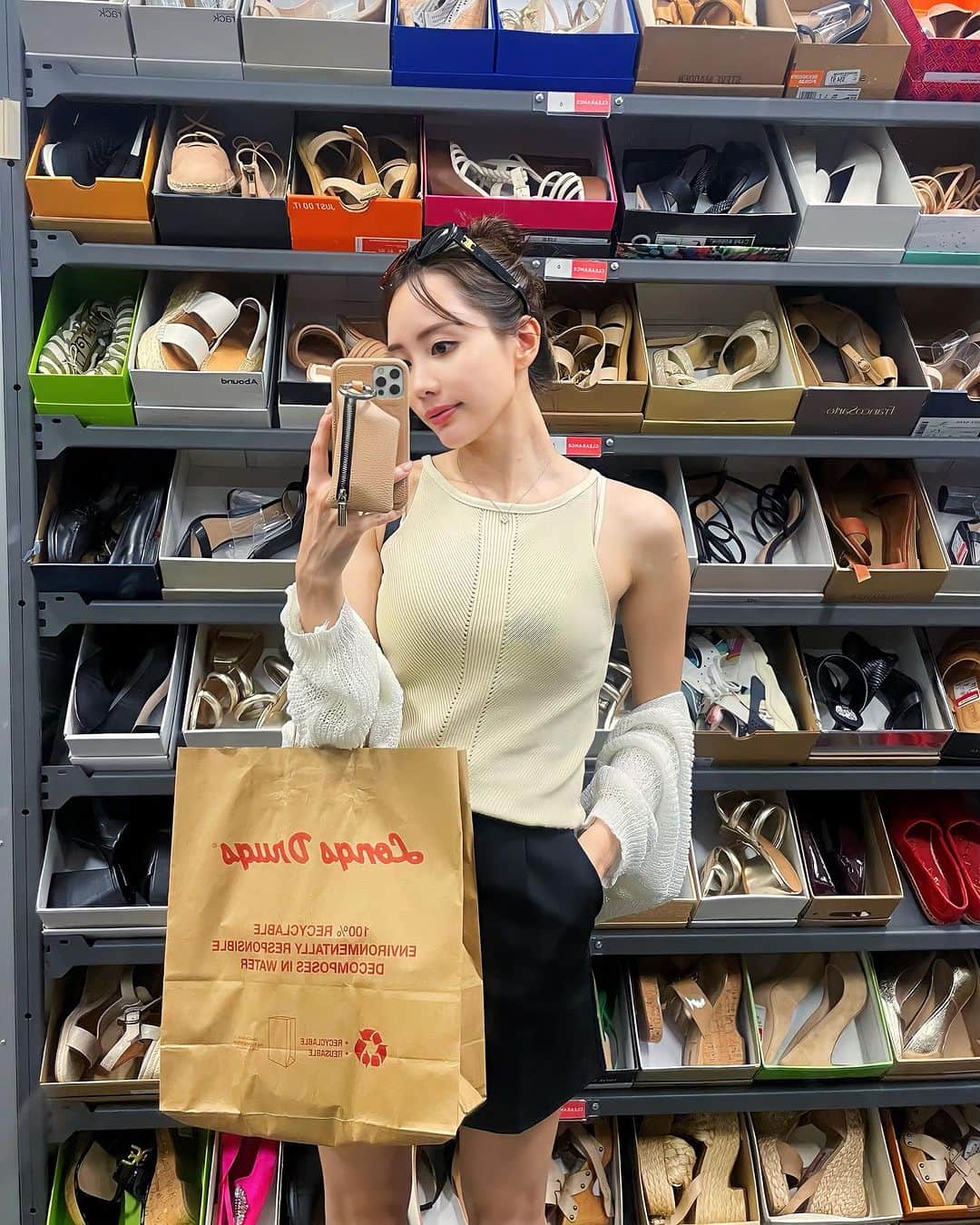 Aoiのインスタグラム：「ハワイにて🌺 中々ハワイを強く感じさせない写真たち。 ハワイでもNetflix生活は続けているし とにかく物価が高くて、円安で、お買い物があまり楽しくありません💸  あと2日楽しもう👯‍♀️  #hawaii #ハワイ」
