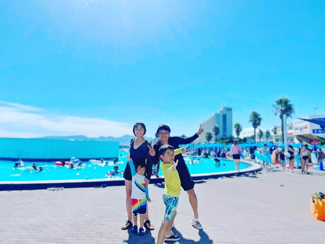 生尾佳子のインスタグラム：「夏休みラストスパートプールだぜ🙌🏻 初めて#大磯ロングビーチ  やっぱり足に日焼け止め塗り忘れる…  葵流れるプールで近くのカップルにWhat's up する。 彼女とはしゃいで葵が手を繋ぐんじゃないよぉ😩」
