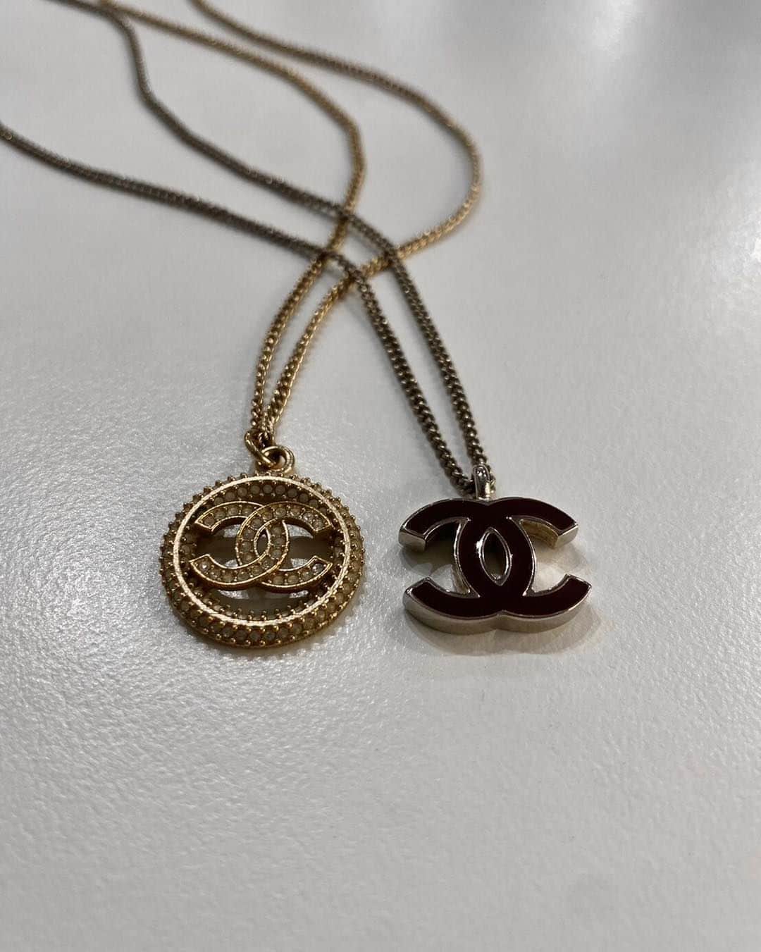 Ｈedyさんのインスタグラム写真 - (ＨedyInstagram)「. ［Left］ CHANEL COCOラインストーンネックレス 品番:H23081753C ※WEB掲載済  ［Right］ CHANEL COCOネックレス 品番:H23081679C ※WEB掲載予定  撮影時には透明のフィルムを敷いております。  For free overseas shipping services, please visit global website.（www.hedyjp.com）  @hedy_daikanyama @hedy_osaka_ @hedy_fashion  #hedy #hedy_japan #hedy_vintage #vintageshop」8月29日 17時47分 - hedy_vintage