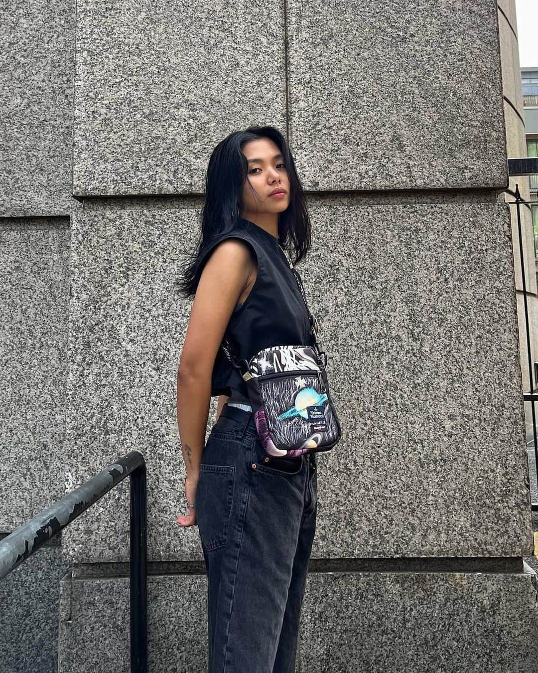 イーストパックのインスタグラム：「Vivienne Westwood x Eastpak  Tap the link in our bio to discover the full collection. #builttoresist  #eastpakxviviennewestwood」
