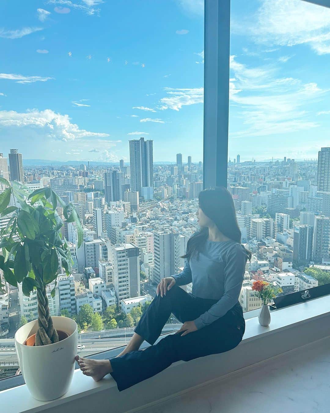 のインスタグラム：「天空ピラティス🧘‍♀️🩵  最高の眺めの中、 整体で体をほぐしてもらってからピラティスを！✨  1回の施術でも 体スッキリするし 施術前後で体の動かしやすさ 全然ちがうからぜひ！🫶🏻🍃  私の紹介だと ・整体&ピラティス ¥18700→¥9900 ・ピラティス ¥11000→¥5500 ・整体 ¥11000→¥5500 で受けられます✨ . . . #ピラティス #整体 #ボディメイク #ボディケア」