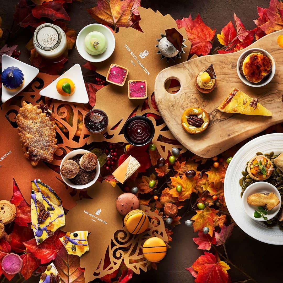 The Ritz-Carlton, Osakaのインスタグラム：「紫芋・栗・南瓜など旬の味覚が勢ぞろいのアフタヌーンブッフェ「オータム・スイーツ・フェスタ」を 9 月 1 日（金）より開催いたします。  秋の味覚をふんだんに使ったスイーツ 26 種類とセイヴォリー7 種類をご用意。 甘味と温かさがうれしい「アップルパイ クルミ」などのホットデザートや、ライブデザート「最中モンブラン」も登場します。  「ザ・リッツ・カールトン大阪オリジナルブレンドティー」や「マロンショコラ」を含む 5 種類の紅茶、コーヒー、カプチーノなど10 種類のお飲み物とともに、秋の恵みをご堪能ください。  ※9月8日（金）までのご予約が対象で、予約特典のあるプランもございます。  場所: スプレンディード（一階） 期間: 2023年9月1日〜11月16日（木）  Taste the best of Autumn sweets and savories at The Ritz-Carlton, Osaka. Our new afternoon buffet “Autumn Sweets Festa” starts from September 1st.  #ritzcarlton #afternoon #autumn #リッツカールトン #オータムスイーツ #アフタヌーンブッフェ #スプレンディード #イタリアン #モンブラン #アップルパイ」