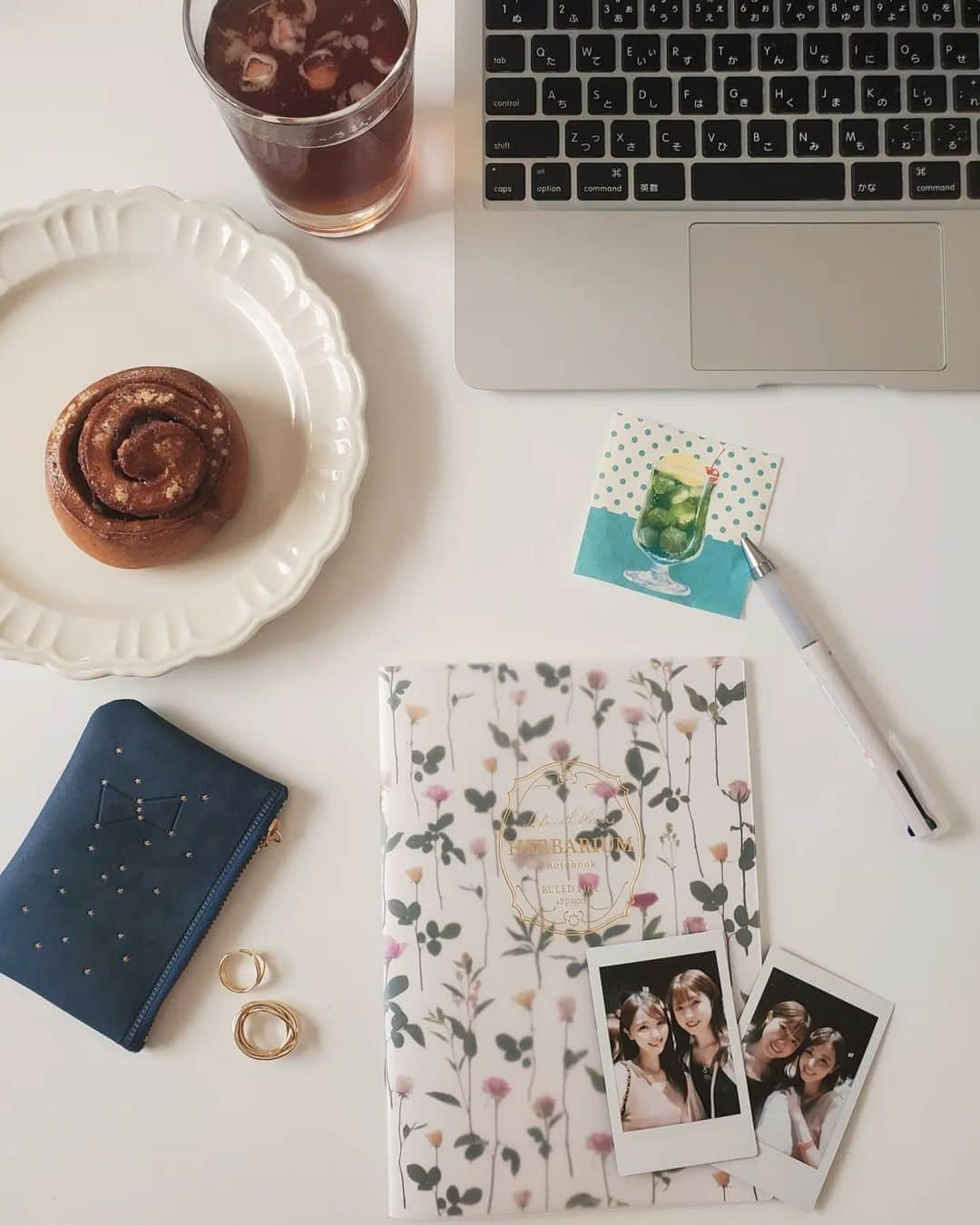 小谷津友里のインスタグラム：「My desk ☕📋️🤍作業する時に目に入るものがお気に入りのものばかりだとモチベーション高まるよね🥰 机周りは整理整頓＋お気に入りアイテムで固めてる！  この間のロフトの「ダイアリー＆デコ プレス・関係者向け展示会」 でGETしたものも使ってるよ✏️  花柄の表紙が美しいハーバリウnotebookはダイゴーのもので、日比谷花壇が監修！持ってると気分が高まるノート🌹  チェキ📷️はスマホで撮影した写真をチェキに送信して印刷できるんだよ！ スマホだから撮り直しも気軽に出来るし お気に入りの写真をデータフォルダから引っ張ってきてチェキにできるところが良い🥰 最近データがほとんどだから、 チェキみたいに現像するのって久しぶりでワクワクした🙌  PILOTのJuice upの3色ボールペンはスラスラ書きやすくて快適🖊️ 超極細の0.4mmで、画数の多い漢字とか細かいイラストも綺麗に書ける🤍  matokaのポーチは星座の柄🌠シンプルなんだけどワンポイントでおしゃれなデザインになってて可愛い！ 付箋などの小物や、PC作業中に一時的に外してる指輪とかをまとめるのに丁度いい🎵  #ロフト展示会 #2024ダイアリー #ロフトのデコパ #PR #ノート #ポーチ #ボールペン #desk #work #お仕事アイテム #手帳 #文房具 #チェキ #intax #日比谷花壇 #デスクワーク」