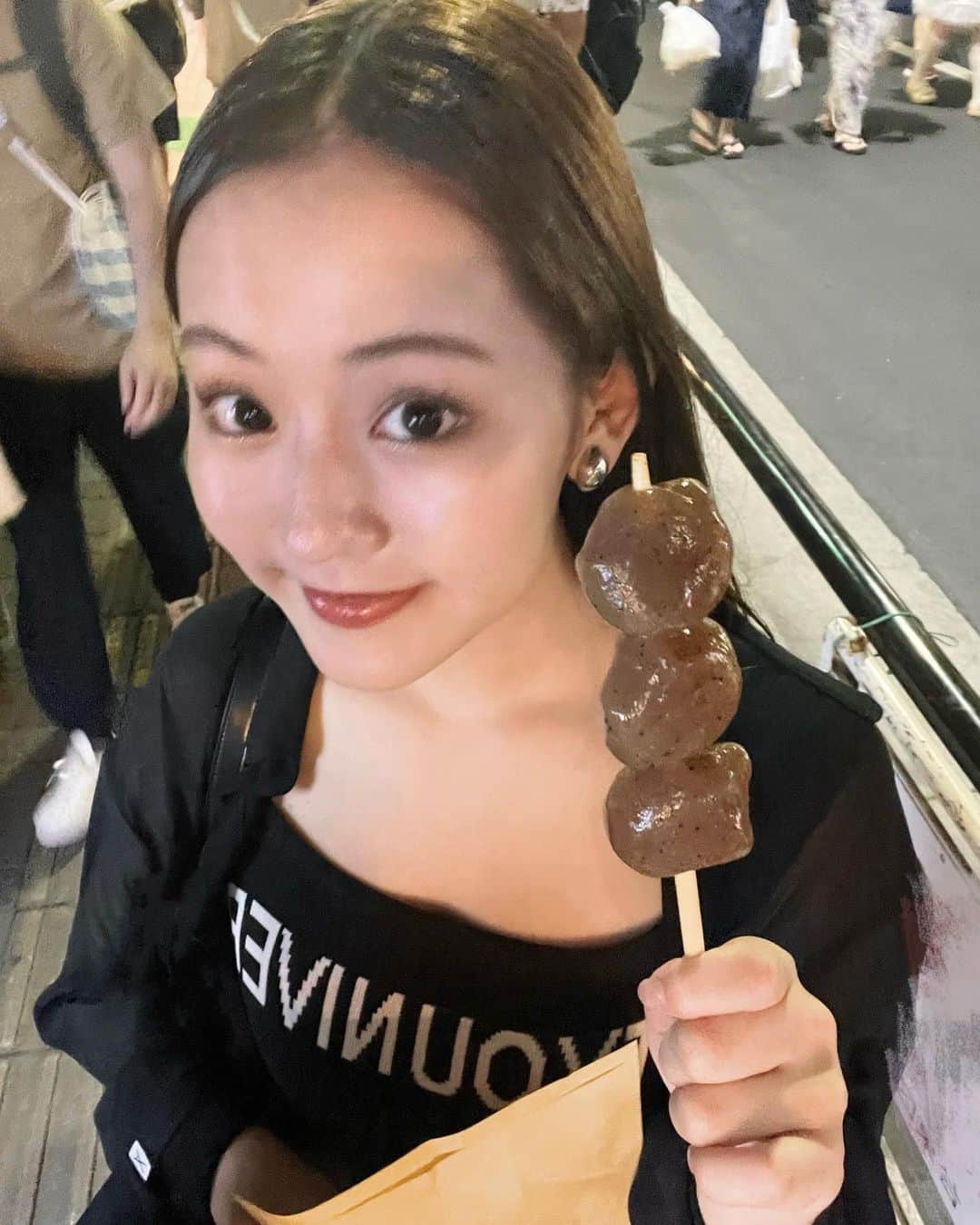 河野まひるのインスタグラム：「夏祭りに行くと、暑くて冷たい食べ物ばっかり食べたくなっちゃうの...🩶 #jk#jk3#ljkブランド#jkの素敵な思い出#高校生#高3#hair#前髪#hair#ファッション#オシャレ#コーデ#fashion#code#河野まひる#夏休み#パーカー#夏祭り」