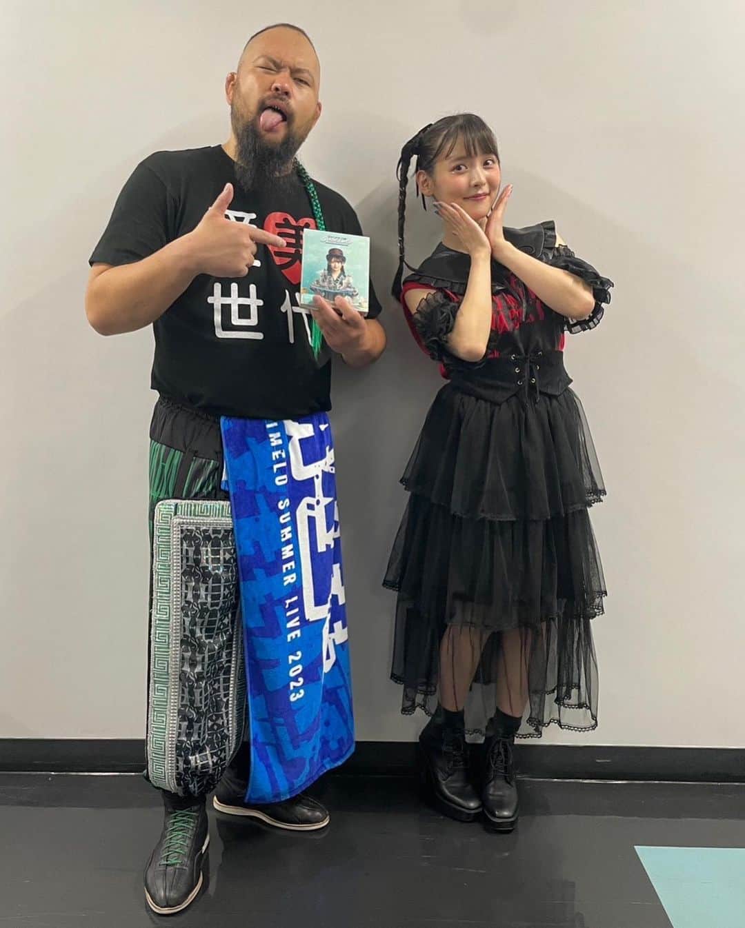 岡倫之のインスタグラム：「#アニメロサマーライブ 2023DAY2出演者と  #上坂すみれ #相羽あいな #中島由貴 #ChouCho #天空のシラバス 会場にいた余のコスプレイヤー  アーティストに余の名が知れ渡っとっており、＂逆に＂「写真撮ってください」って言わせてやったわ！！！！   #アニサマ #anisama #プロレスラー #夢のある仕事」