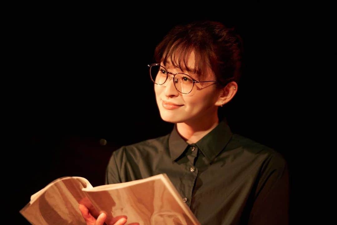島袋寛子のインスタグラム：「- 『銀河鉄道ノ夜』  初めての音楽朗読劇。  本をひらいてみたら、11役でした。  私の人生できっと宝物になる経験。  一緒に旅をしてくださった皆様、ありがとうございました。  この作品に参加できて嬉しかったです。 お声をかけてくださったこと、心から感謝します。  📸旅をともにした、 ジョバンニ役のTAKEさん。TAKEさん、本当にありがとうございました🙏  🎹伴奏をしてくださった 呼野さん。本当にありがとうございました🙏  素晴らしい本、素晴らしい音楽、たくさんのあたたかい確かなサポートに感謝します。  最後に、 演出家の小見山さん。 私に魔法をかけてくださったんだと思います。 なにが大切か。 私の大切を大切にしてくださったこと、忘れません。ありがとうございました。  photo by  ROBIN FURUYA  シャツ:パクイート　@cerchi_accesso パンツ: @forksy_official   ありがとうございました🙇‍♀️」
