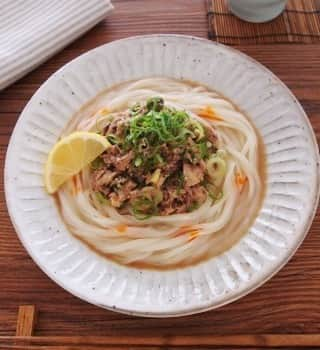 テーブルマークのインスタグラム：「暑い日はこれ！ひんやり夏うどん🎐 【サバぽんうどん】 . さば缶を使うから、簡単＆満足感もばっちり😉💓 . ▼材料（1人分） ❁冷凍「稲庭風うどん」：１玉 ❁さば水煮缶（汁ごと）：1/2缶（100g） ❁ラー油：少々 ❁レモン（くし形切り）：適量 ［A］ ❁しょうが（おろす）：1/2かけ（5g） ❁青ねぎ（小口切り）：適量（約10g） ❁ポン酢：大さじ１ ❁うま味調味料：小さじ1/5（1g） ❁ごま油：小さじ1/2 ❁オイスターソース：小さじ１ . ▼下準備 ・冷凍「稲庭風うどん」はレンジで加熱し、氷水でしめて水気を切る . ▼作り方 ①ボウルにさばの水煮缶を入れて軽くほぐし、［A］を混ぜ合わせる . ②水でしめた「稲庭風うどん」を皿に盛り付け、①をのせる . ③青ねぎ（少々）をちらしてラー油をたらし、レモンを添えて召し上がれ . #うどん #udon #冷凍うどん #うどん部 #稲庭風うどん #うどん好き #レシピ #おうちごはん #簡単レシピ #うどんレシピ #アレンジレシピ #今日のごはん #ランチ #ランチメニュー #夕食 #晩御飯 #晩ご飯 #晩ごはん #TableMark #テーブルマーク #さば缶 #サバ缶 #レンジ調理 #レンチンレシピ #夏うどん #夏 #夏レシピ #夏メニュー」