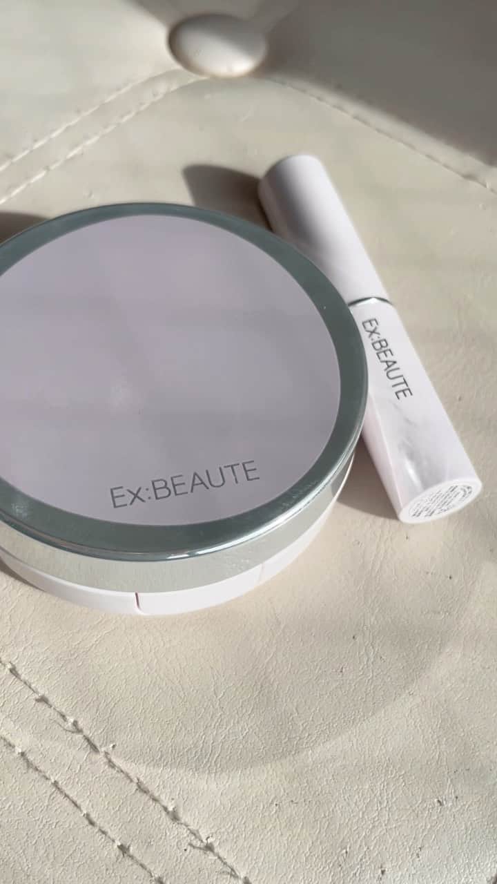 HONOKAのインスタグラム：「9月1日にEx:BEAUTEから発売されるファンデーション🩷🪽  発売に先立ち特別に使用させてもらいました♡🫣使用したカラーはブライト！  実は乾燥してもたつくのが嫌で普段ファンデーションはしないんですけど...このクッションファンデーションすっごくみずみずしくて薄づきなのにカバー力はあるという超優秀なファンデーションでした😭🩵カラーも白浮きせず肌に馴染んで透明感ある仕上がり！🥺  コンシーラーもテクスチャー柔らかめで 軽くて着け心地がよくて気に入ってしまった✨😭  1日つけてても乾燥が気にならずベタつかずで 夏にもいいけど冬に使ってみたい...☃❄ 乾燥肌さんで秋冬に向けてファンデーション探してる方特にオススメかも！  Ex:BEAUTE ーーーーーーーーー ・薬用リンクルホワイトファンデーション ケース付き5,280円(税込) ・薬用ホワイトコンシーラー3,520円(税込)  #エクスボーテ #女優肌#薬用リンクルホワイトファンデーション#薬用ホワイトコンシーラー#ファンデーション#クッションファンデーション#コンシーラー#美容好き#20代#シン女優肌#無加工#美容すきな人と繋がりたい」