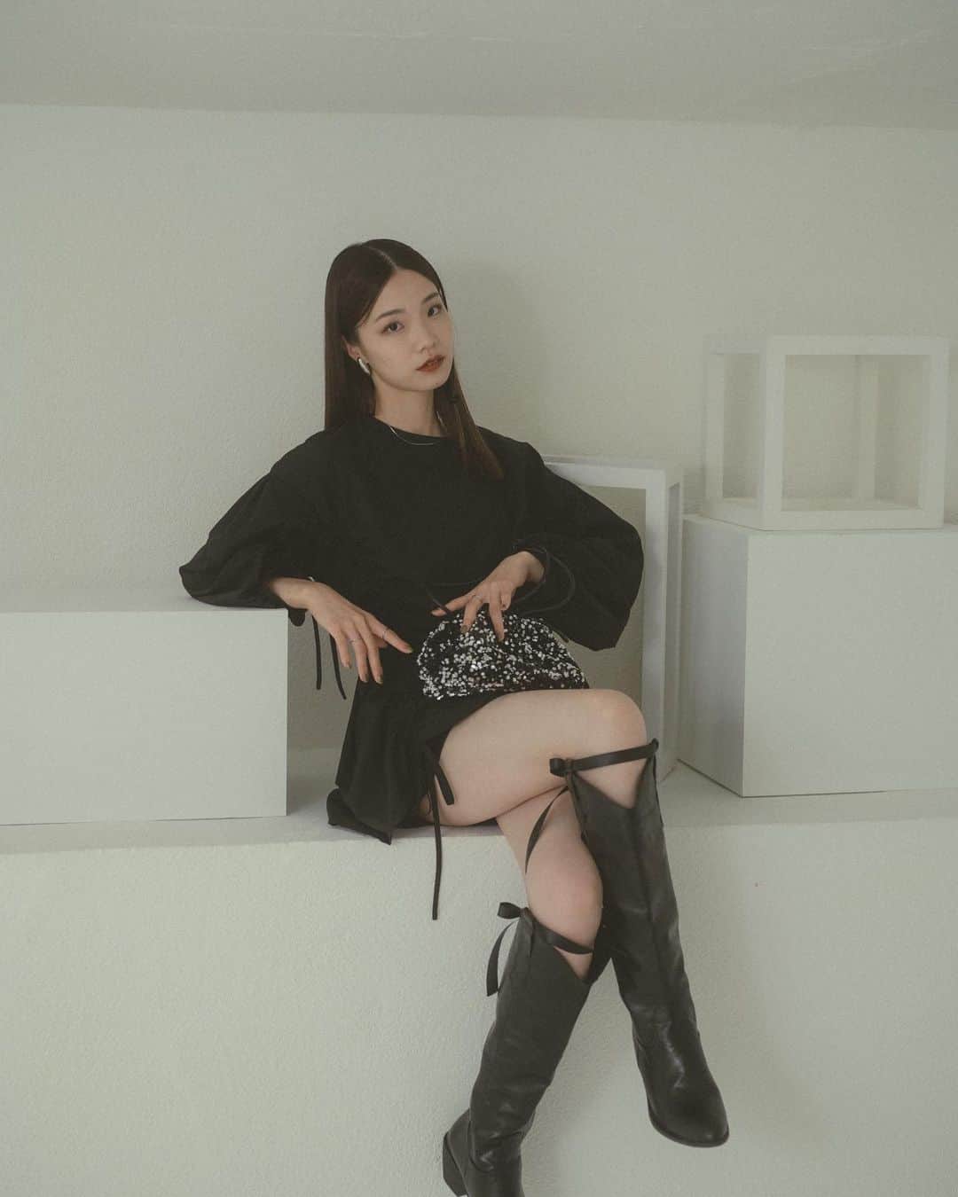 Vannie Officialのインスタグラム：「ドロストチュニック/ワンピース  … Design …  ・今季らしいドロストデザイン ・フロント、袖にドロストの入ったデザインチュニック ・共地の別紐でウエストマークも可能 ・ベーシックなホワイト、ブラック ・ドロスト加減によって丈調節可 ・後ろ姿もぬかりない、たっぷり入ったギャザー  … Styling …  さらっと一枚でおしゃれになれるデザインチュニック スラックスやデニムとあわせたり ショートパンツを合わせてミニワンピとしてきるのも◎ 今季トレンドのウエスタンブーツとの相性抜群 裾幅がしっかりあるので足を出してもスタイルアップしておすすめ  ━━━━━━━━━━━━━━━━━━━━━  透け感：白のみ若干あり 裏地：なし 厚さ：薄め 伸縮性：なし 光沢感：なし  ━━━━━━━━━━━━━━━━━━━━━━ ※詳しくは洗濯タグをご確認ください #vannie_u」