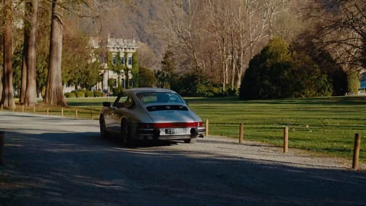 Porsche Japanのインスタグラム：「ミラノに到着したPOGGYは、テッドから家族の一員であるポルシェの話を聞き、新たな気づきを得る。続きは、動画から。  #ポルシェ #Porsche #ExclusiveManufaktur #スペシャルリクエスト」
