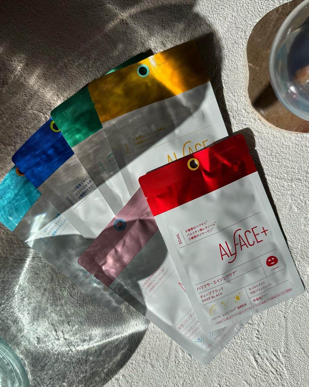 Yuuki mimuraのインスタグラム：「🚿🥚✨  . 毎日お風呂上がりに愛用している オルフェス🤍  オルフェスが8月からリニューアル🗓️  パッケージが大幅リニューアルして ホワイトベースのパッケージがさわやかでかわいい🤍  成分がパワーアップしたので 自分の肌悩みに特化したものを選んでね🤍  わたしはどれも気に入ってるけど クリスタルモイスチャーとディープブラックが好きかな💫  クリスタルモイスチャーは くすみ+肌荒れの二刀流！ ガラクトミセスとナイアシンアミドの合わせ技で  クリアなお肌へ導いてくれます🥚  ※ガラクトミセス：デパコスコスメに配合されている  注目成分を贅沢に配合  くすみが気になる、肌荒れを防ぎたい、 キメの乱れが気になる、紫外線ダメージが気になる、などのお悩みにおすすめ🤍  ディープブラックは ニューエイジングケア✨ 次世代レチノールのバクチオールと  レチノール誘導体を配合。 濃密なミルク美容液が  しぼみ肌へアプローチしてくれます🎵  ※バクチオール：レチノールのネガティブ要素 （皮むけ、朝使用できない、敏感肌NGなど）を 取り除き、エイジングケアができる次世代成分  エイジングサインが気になる、乾燥が気になる、  ハリが不足している、 ツヤが不足している、こんな悩みの方におすすめ🤍  @alface_lohas  #オルフェス #ALFACE  #シートマスク  #オルフェスリニューアル  #シンオルフェス #スキンケア#美容」
