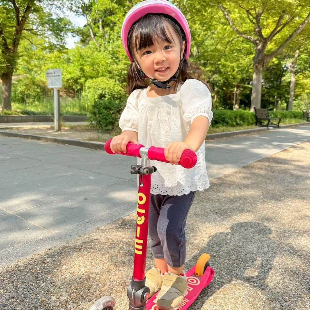 microscooters_japanさんのインスタグラム写真 - (microscooters_japanInstagram)「セミを探しにちょこっとおさんぽ 👣 ⠀ ミーンミンと聞こえてきて ” なに？ どこにいるの？ ” と興味深々だったみう 👧🏻 ⠀ 木にとまっていたセミを見つけたのですが ちょっと怖いので距離を保って見ていました 😂 ⠀ ⠀ まだまだ暑くて公園ではあんまり遊べないから はやく涼しくなるといいね ☺️  ￣￣￣￣￣￣￣￣￣￣￣￣ キックボード🛴 @microscooters_japan   ￣￣￣￣￣￣￣￣￣￣￣￣⠀  ------------------------------------------ @miumiu21122さんに⁡⁡⁡⁡⁡ #ミニマイクロ折りたたみデラックスLED　⁡⁡⁡⁡ にお乗りいただきました❤⁡⁡⁡⁡⁡ ありがとうございます☺✨⁡⁡⁡⁡⁡ ⁡⁡⁡⁡ ⁡ ▶ミニマイクロ折りたたみデラックスLED⁡⁡⁡⁡⁡ ⁡⁡⁡⁡⁡ ワンタッチで簡単に折りたたむことができるので⁡⁡⁡⁡⁡ 持ち運び、収納がとっても便利💕⁡⁡⁡⁡⁡ ⁡⁡⁡⁡⁡ 2歳からお使いいただけます👦👧⁡⁡⁡⁡⁡ ⁡⁡⁡⁡⁡ お子様本人が体重移動をすることで簡単に方向転換をすることができ⁡⁡⁡⁡⁡ 走ると光るLEDタイヤ付きで走るたびルンルンウキウキ🎵⁡⁡⁡⁡⁡ ⁡⁡⁡⁡⁡ タイヤ部分のLEDは電池、充電必要ないので⁡⁡⁡⁡⁡ とても便利です🔋🙅❕⁡⁡⁡⁡⁡ ⁡⁡⁡⁡⁡ 暗い場所でもどこにいるかすぐに分かるので⁡⁡⁡⁡⁡ 保護者の方も安心です😊⁡⁡⁡⁡⁡ ⁡⁡⁡⁡⁡ ブレーキもついているから⁡⁡⁡⁡⁡ 安心してお使いいただくことができます💛⁡⁡⁡⁡⁡ ⁡⁡⁡⁡⁡ 楽しく運動神経、バランス感覚を鍛えることができる⁡マイクロスクーターのキックボードはいかがですか？😉💛⁡⁡⁡⁡⁡ ⁡⁡⁡⁡⁡ 商品の詳細、購入、お問い合わせはプロフィールのリンクをclick👆⁡⁡⁡⁡⁡ ⁡⁡⁡⁡⁡ ⁡⁡」8月29日 17時54分 - microscooters_japan