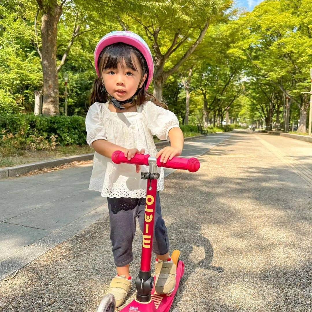 microscooters_japanさんのインスタグラム写真 - (microscooters_japanInstagram)「セミを探しにちょこっとおさんぽ 👣 ⠀ ミーンミンと聞こえてきて ” なに？ どこにいるの？ ” と興味深々だったみう 👧🏻 ⠀ 木にとまっていたセミを見つけたのですが ちょっと怖いので距離を保って見ていました 😂 ⠀ ⠀ まだまだ暑くて公園ではあんまり遊べないから はやく涼しくなるといいね ☺️  ￣￣￣￣￣￣￣￣￣￣￣￣ キックボード🛴 @microscooters_japan   ￣￣￣￣￣￣￣￣￣￣￣￣⠀  ------------------------------------------ @miumiu21122さんに⁡⁡⁡⁡⁡ #ミニマイクロ折りたたみデラックスLED　⁡⁡⁡⁡ にお乗りいただきました❤⁡⁡⁡⁡⁡ ありがとうございます☺✨⁡⁡⁡⁡⁡ ⁡⁡⁡⁡ ⁡ ▶ミニマイクロ折りたたみデラックスLED⁡⁡⁡⁡⁡ ⁡⁡⁡⁡⁡ ワンタッチで簡単に折りたたむことができるので⁡⁡⁡⁡⁡ 持ち運び、収納がとっても便利💕⁡⁡⁡⁡⁡ ⁡⁡⁡⁡⁡ 2歳からお使いいただけます👦👧⁡⁡⁡⁡⁡ ⁡⁡⁡⁡⁡ お子様本人が体重移動をすることで簡単に方向転換をすることができ⁡⁡⁡⁡⁡ 走ると光るLEDタイヤ付きで走るたびルンルンウキウキ🎵⁡⁡⁡⁡⁡ ⁡⁡⁡⁡⁡ タイヤ部分のLEDは電池、充電必要ないので⁡⁡⁡⁡⁡ とても便利です🔋🙅❕⁡⁡⁡⁡⁡ ⁡⁡⁡⁡⁡ 暗い場所でもどこにいるかすぐに分かるので⁡⁡⁡⁡⁡ 保護者の方も安心です😊⁡⁡⁡⁡⁡ ⁡⁡⁡⁡⁡ ブレーキもついているから⁡⁡⁡⁡⁡ 安心してお使いいただくことができます💛⁡⁡⁡⁡⁡ ⁡⁡⁡⁡⁡ 楽しく運動神経、バランス感覚を鍛えることができる⁡マイクロスクーターのキックボードはいかがですか？😉💛⁡⁡⁡⁡⁡ ⁡⁡⁡⁡⁡ 商品の詳細、購入、お問い合わせはプロフィールのリンクをclick👆⁡⁡⁡⁡⁡ ⁡⁡⁡⁡⁡ ⁡⁡」8月29日 17時54分 - microscooters_japan