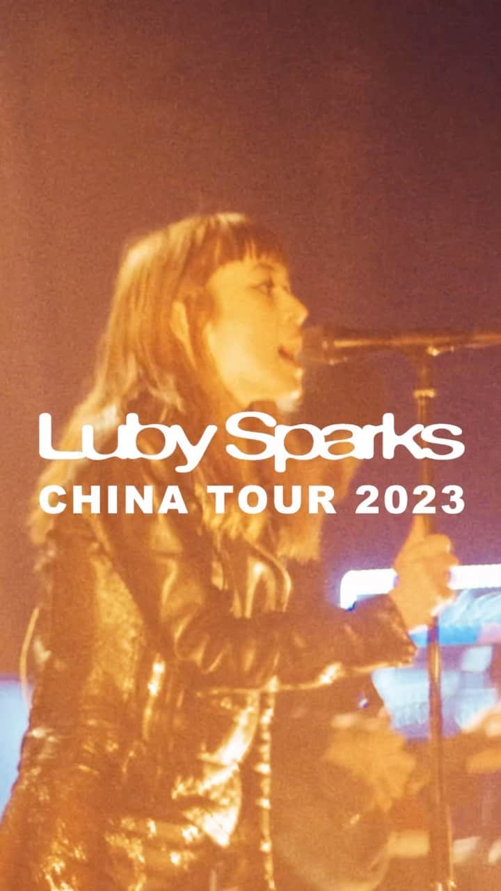 のインスタグラム：「Luby Sparksが「CHINA TOUR 2023」を発表した。  今年3月にUS Tourを行ったLuby Sparks( @lubysparksband )が、2023年9月09日（土）より杭州 Hangzhou、上海 Shanghai、福州 Fuzhou、厦门 Xiamen、广州 Guangzhou、深圳 Shenzhenに加え、珠海 Zhuhaiで行われる中国最大級の野外音楽フェスティバル「Strawberry Music Festival 2023｜草莓音樂節2023」を含む全7都市にて「CHINA TOUR 2023」を行う。  Run! Novel、尺口、Kirin Trioなど、各地でローカルのバンドとの共演も予定している。2022年10月のタイ公演、2023年3月US TOURに続く海外公演で、11月にもインドネシアの「Joyland Festival」への出演も決定しており海外での展開が活発になっている。」