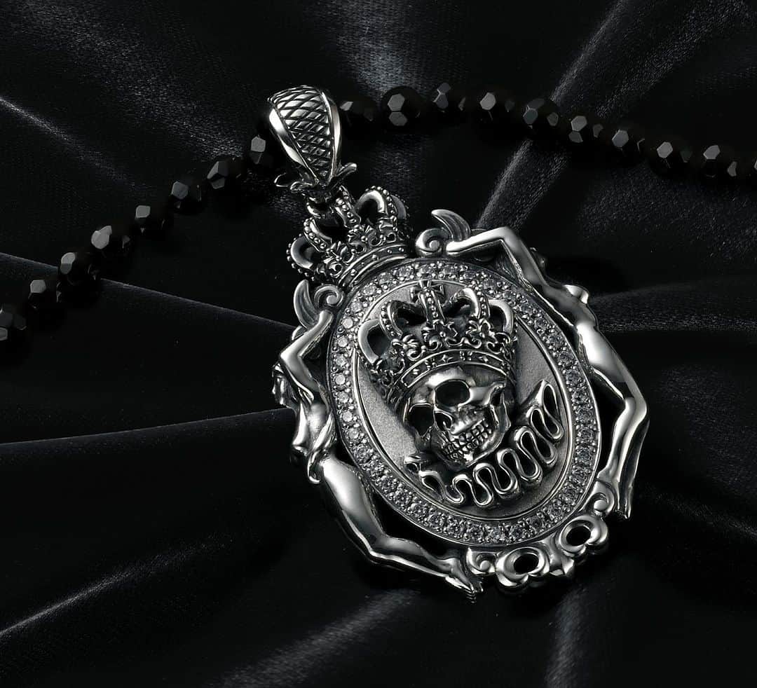 ジャスティンデイビスのインスタグラム：「⠀ M.THUNDER CAMEO Pendant   肖像画のようなキングスカルを取り巻く煌びやかなストーン。また裸婦を従えたデザインは中世の芸術作品を想起させる美しいカメオ風ペンダント。  #justindavis #ジャスティンデイビス #SPJ525」