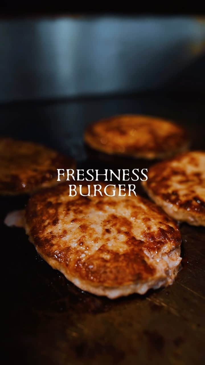 フレッシュネスバーガー【公式】のインスタグラム：「. ＼今月もやってきました肉の日／ ただただお肉の焼ける音と肉汁を...！🍔 音をONにして聞いてみてください🍖 みなさん、食べたくなりましたか？☺️  お腹が空いたら「🍔」の絵文字をコメントしてください！  #フレッシュネス #フレッシュネスバーガー #freshnessburger #freshness #ハンバーガー #バーガー #新商品 #新発売 #グルメ #カフェ #カフェ巡り #美容 #秋の味覚 #食欲の秋 #肉の日 #飯テロ」