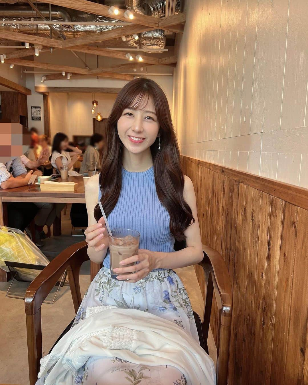 伊藤楓のインスタグラム：「テレビの前のみなさ〜ん！ 今日よる7時からは オモウマい店🍚❕ ⁡ お刺身がこぼれ落ちそうなほど山盛りの 海鮮重が登場します🍣🍣🍣 ⁡ 盛りすぎて崖のようになっています。必見です。🐟 ⁡ ヒューマングルメンタリー オモウマい店 今夜もどうぞ、よろしくお願いします！😌 ⁡ ⁡ #オモウマい店 #オモウマ #中京テレビ #日本テレビ 系列 #ナレーション #アナウンサー #フリーアナウンサー」