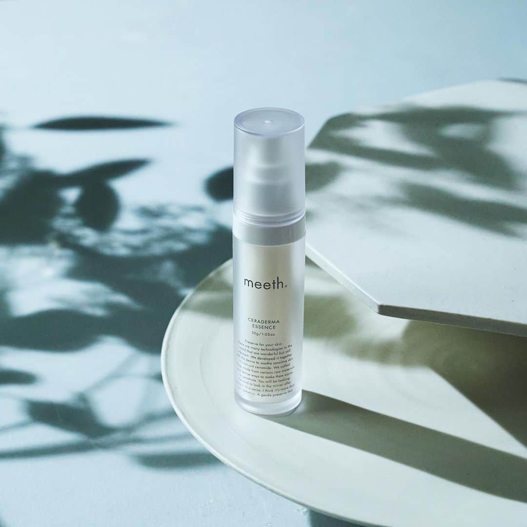 のインスタグラム：「. ＿＿＿＿＿＿＿＿＿＿＿＿＿  CERADERMA ESSENCE セラダーマエッセンス ＿＿＿＿＿＿＿＿＿＿＿＿＿  いつものケアをしていても、お肌が乾燥する、敏感になっている…  そんなときは、プラスαで セラダーマエッセンスを取り入れてみてください。  ヒト型セラミドを5種類（セラミドNP、セラミドNG、セラミドAP、セラミドEOP、セラミドAG）入れていたり、浸透(*1)しやすさを工夫していたり。安心をくれる、やさしいお肌のお守りです。  (*1)角質層まで  ■セラダーマエッセンス<美容液> 本体 容　量：30g 価　格：13,200円 (税込)  リフィル 価　格：12,650円 (税込)  #meeth #美肌は最高のジュエリー #セラミド #ヒト型セラミド  #美容液 #乾燥肌 #敏感肌スキンケア」