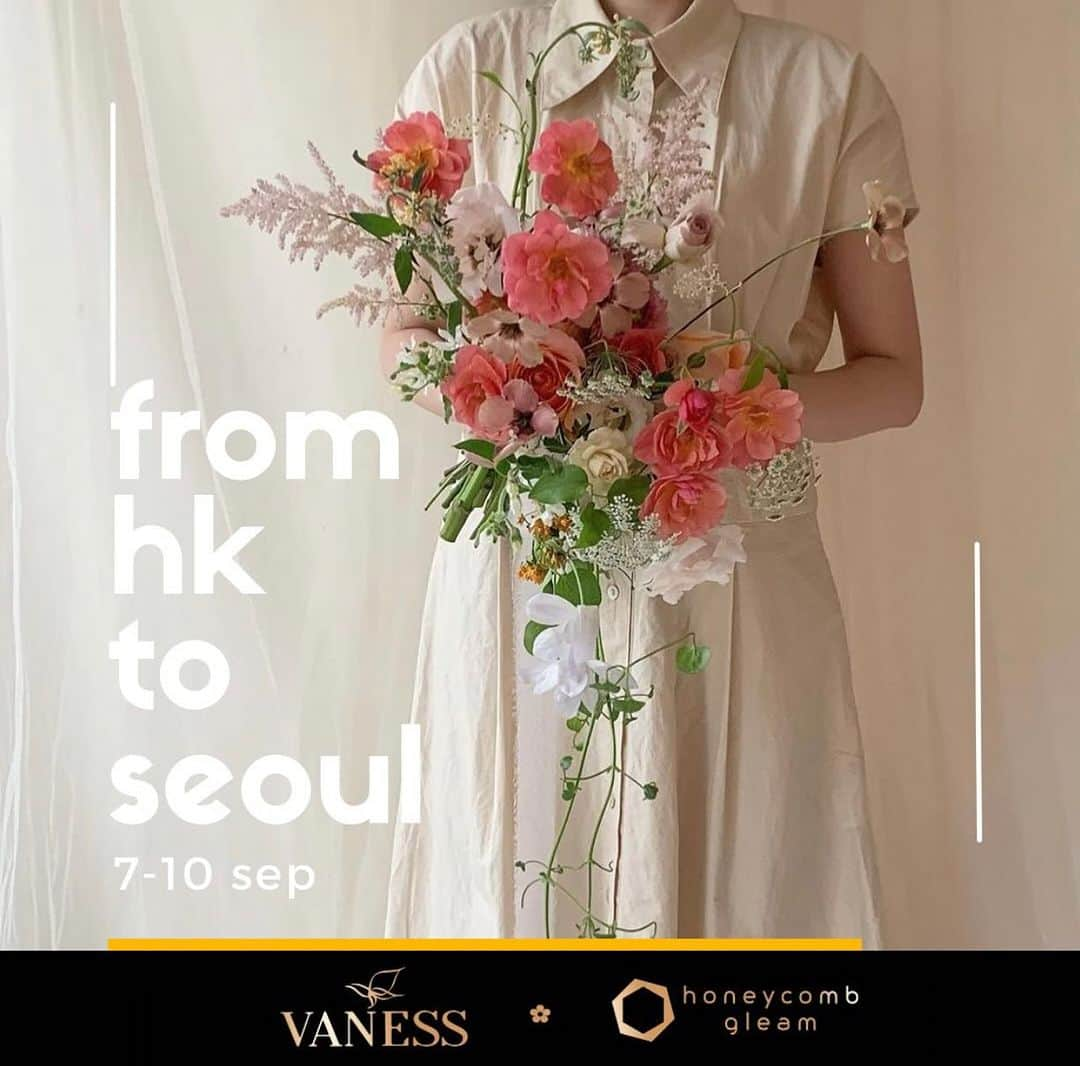 플로리스트 이주연 florist Lee Ju Yeonのインスタグラム：「. . ❝ VANESS FLOWER x 微光蜂舍 9月首爾工作坊 ❞ 闊別4年，《微光蜂舍》恆常的香港往爾遊學團再次成行！將於9月拜訪 @vanessflower 🤍 跟李周妍老師，一連4日學習8個不同類型的作品，包括李老師最signature必學的韓式花束、自然風花球、大型懸掛式佈置等，還有大家最期待的車尾箱求婚佈置😍 來一起感受VANESS FLOWER的魅力！  日期：9月7日-10日 內容： ▫️中型花束 ▫️蝴蝶蘭花束 ▫️自然風花球 ▫️長枱花（合作作品） ▫️車尾廂求婚佈置（合作作品） ▫️燭台花 ▫️大型懸掛式佈置（合作作品） ▫️瓶花 名額：6個  價錢包學費、花材費及廣東話翻譯。 機票及住宿，須自行安排。  查詢及報名DM @honeycombgleam 或whatsapp +852 6228 4197。  👉🏻 #VANESSxHONEYCOMBGLEAM」