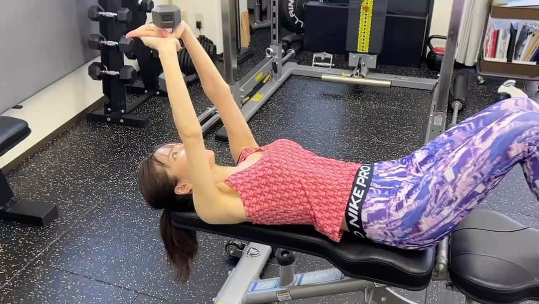 久本直美のインスタグラム：「トレーニングへ🏋️ 全身たっぷり鍛えてきました♪ 運動後はいつもスッキリ✨ ありがとうございます😊  #トレーニング #筋肉美 #ナイキ」