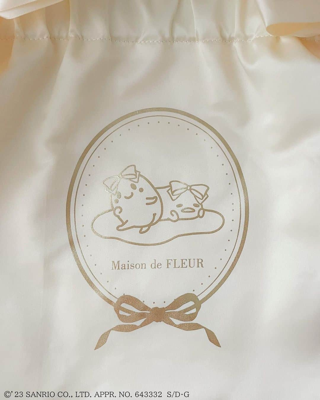 maisondefleur_pressさんのインスタグラム写真 - (maisondefleur_pressInstagram)「【Special Collaboration】  ＼受注生産／ Maison de FLEUR  × gudetama  公式通販ストライプクラブ、ZOZOTOWNで 8/30(wed)20:00～受注受付開始！   「ぐでたま」10周年と Maison de FLEUR 10周年の ダブルアニバーサリーをお祝いした 初のコラボアイテムが登場♪  Maison de FLEUR のアイコンであるリボンを つけておめかしした「ぐでたま」に注目です🎀  ---------------------------  ○受注期間 8/30(wed)20:00～9/18(mon)23:59  ○お届け予定 12月中旬-下旬頃  ※サンプルにて撮影を行っております。 実際にお届けする商品と仕様やサイズが 若干異なる場合がございます。  ━━━━━━━━━━━━━━━ ︎︎︎︎☑︎ぐでたまダブルリボンギャザートートバッグ ￥6,600 tax in  ☑ぐでたまクリアポケットトートバッグ ￥7,900 tax in  ☑ぐでたま巾着 ￥4,400 tax in  ☑ぐでたまパスケース ￥6,000 tax in . . #maisondefleur #メゾンドフルール #10ème #anniversaire #sanrio #サンリオ #コラボレーション #コラボアイテム #サンリオコラボ #コラボレーションアイテム #limited #ぐでたま #gudetama #ぎゅでちゃま #10周年 #トートバッグ #クリアバッグ #トート #ポーチ #パースケース #大容量 #kawaii #可愛い」8月29日 17時58分 - maisondefleur_press