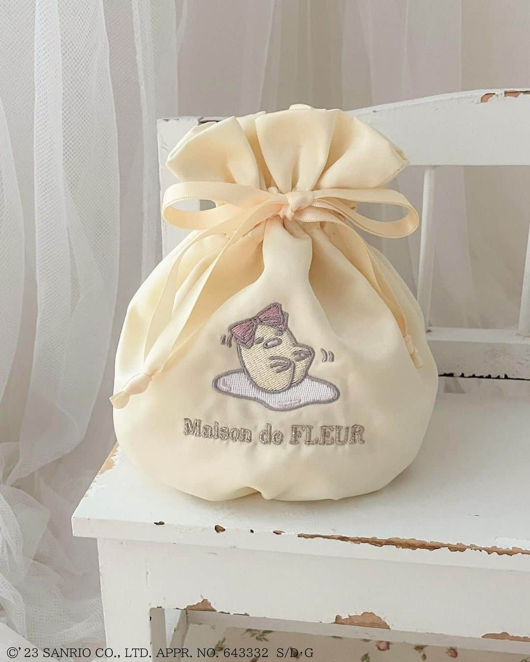 maisondefleur_pressさんのインスタグラム写真 - (maisondefleur_pressInstagram)「【Special Collaboration】  ＼受注生産／ Maison de FLEUR  × gudetama  公式通販ストライプクラブ、ZOZOTOWNで 8/30(wed)20:00～受注受付開始！   「ぐでたま」10周年と Maison de FLEUR 10周年の ダブルアニバーサリーをお祝いした 初のコラボアイテムが登場♪  Maison de FLEUR のアイコンであるリボンを つけておめかしした「ぐでたま」に注目です🎀  ---------------------------  ○受注期間 8/30(wed)20:00～9/18(mon)23:59  ○お届け予定 12月中旬-下旬頃  ※サンプルにて撮影を行っております。 実際にお届けする商品と仕様やサイズが 若干異なる場合がございます。  ━━━━━━━━━━━━━━━ ︎︎︎︎☑︎ぐでたまダブルリボンギャザートートバッグ ￥6,600 tax in  ☑ぐでたまクリアポケットトートバッグ ￥7,900 tax in  ☑ぐでたま巾着 ￥4,400 tax in  ☑ぐでたまパスケース ￥6,000 tax in . . #maisondefleur #メゾンドフルール #10ème #anniversaire #sanrio #サンリオ #コラボレーション #コラボアイテム #サンリオコラボ #コラボレーションアイテム #limited #ぐでたま #gudetama #ぎゅでちゃま #10周年 #トートバッグ #クリアバッグ #トート #ポーチ #パースケース #大容量 #kawaii #可愛い」8月29日 17時58分 - maisondefleur_press