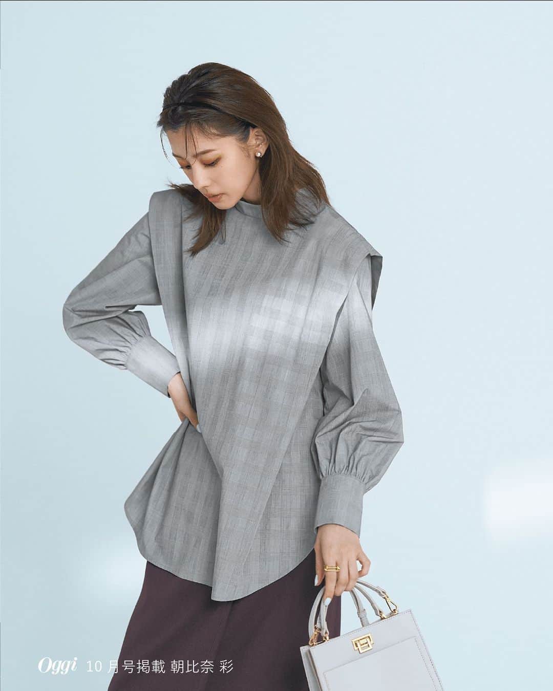 NATURAL BEAUTY BASICのインスタグラム：「大好評発売中のOggi10月号にて 朝比奈 彩さんが素敵に着こなしてくださっています✨   働く30歳からの秋は、スタイリッシュカジュアルが気分！ 〝NATURAL BEAUTY BASIC〟で始める、 きれいめシンプル派の秋   洗練されたトレンド感がありつつも、 自分らしく着こなせる。 働く女性のステディブランド 〝ナチュラルビューティーベーシック〟ならではの シンプルな大人カジュアルをつくる、 8つの名品をご紹介します。   Pick up Item 6.Plaid Blouse  ボックスシルエットのモダンなブラウスが主役。 ノーブルなチェック柄に秋の香りが漂う  ■ショルダータックチュニックブラウス ¥8,470 tax in size:S/M color:グレンチェック/オフ #0173210812  ■サイドボタンナロースカート ¥9,460 tax in size:S/M/PS color:チャコール/カシスブラウン #0173220811   #朝比奈彩 さん #Oggi #Oggi掲載 #Oggi10月号掲載 #ブラウス #チェックブラウス #タイトスカート #スタイリッシュ #秋コーデ #お出かけコーデ #オフィスコーデ #オフィスカジュアル #通勤コーデ #大人可愛い #カラーコーデ  #着回しコーデ #きれいめカジュアル  #ベーシックコーデ #ベーシック #ナチュラルコーデ #トレンドスタイル #シンプルコーデ #ナチュラルビューティーベーシック #naturalbeautybasic」